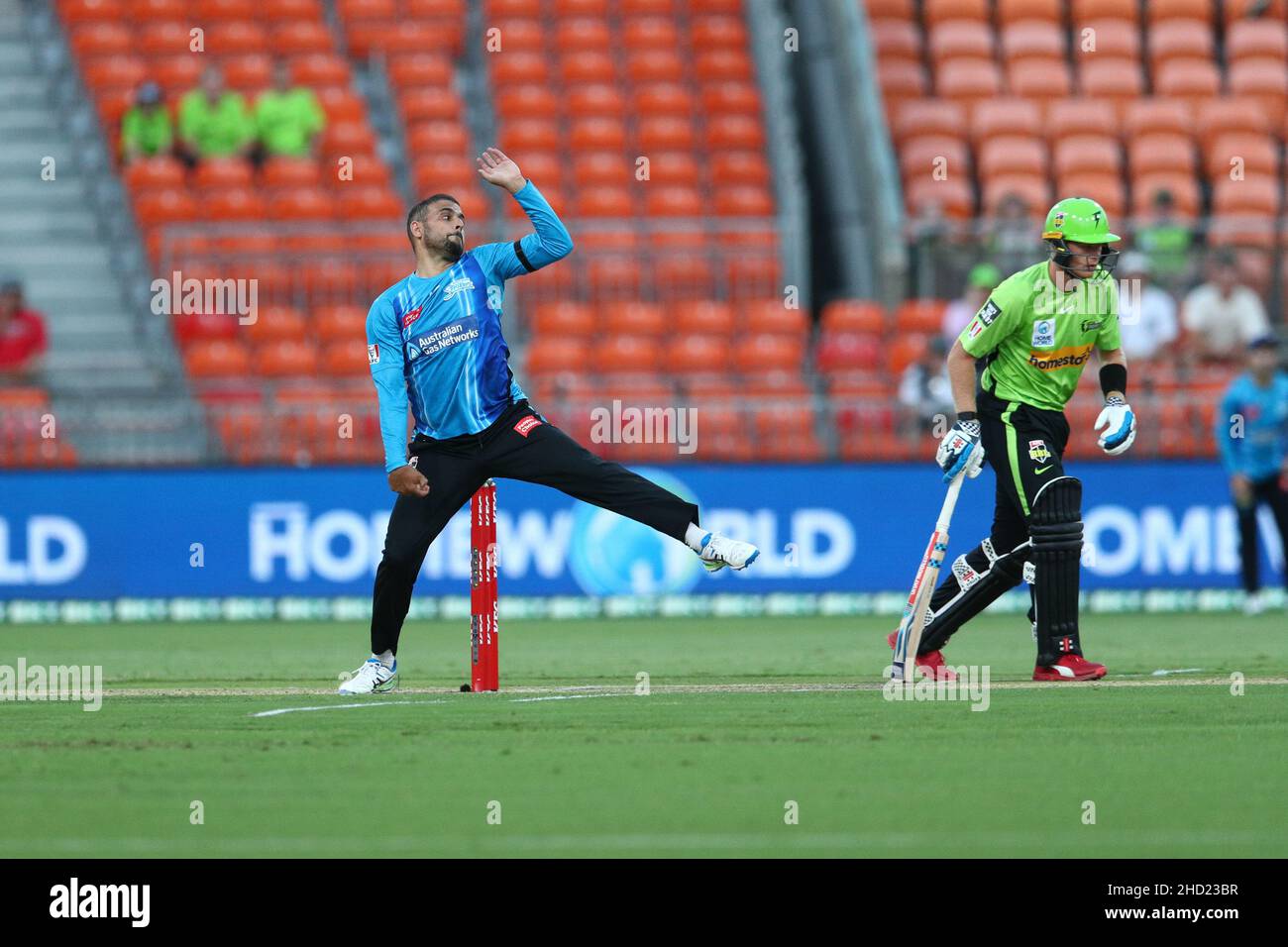 Sydney, Australia. 2nd gennaio 2022; Sydney Showground Stadium, Sydney Olympic Park, NSW, Australia; BBL Big Bash League Cricket, Sydney Thunder contro Adelaide Strikers; Fawad Ahmed di Adelaide Strikers corre in ciotola Credit: Action Plus Sports Images/Alamy Live News Credit: Action Plus Sports Images/Alamy Live News Foto Stock
