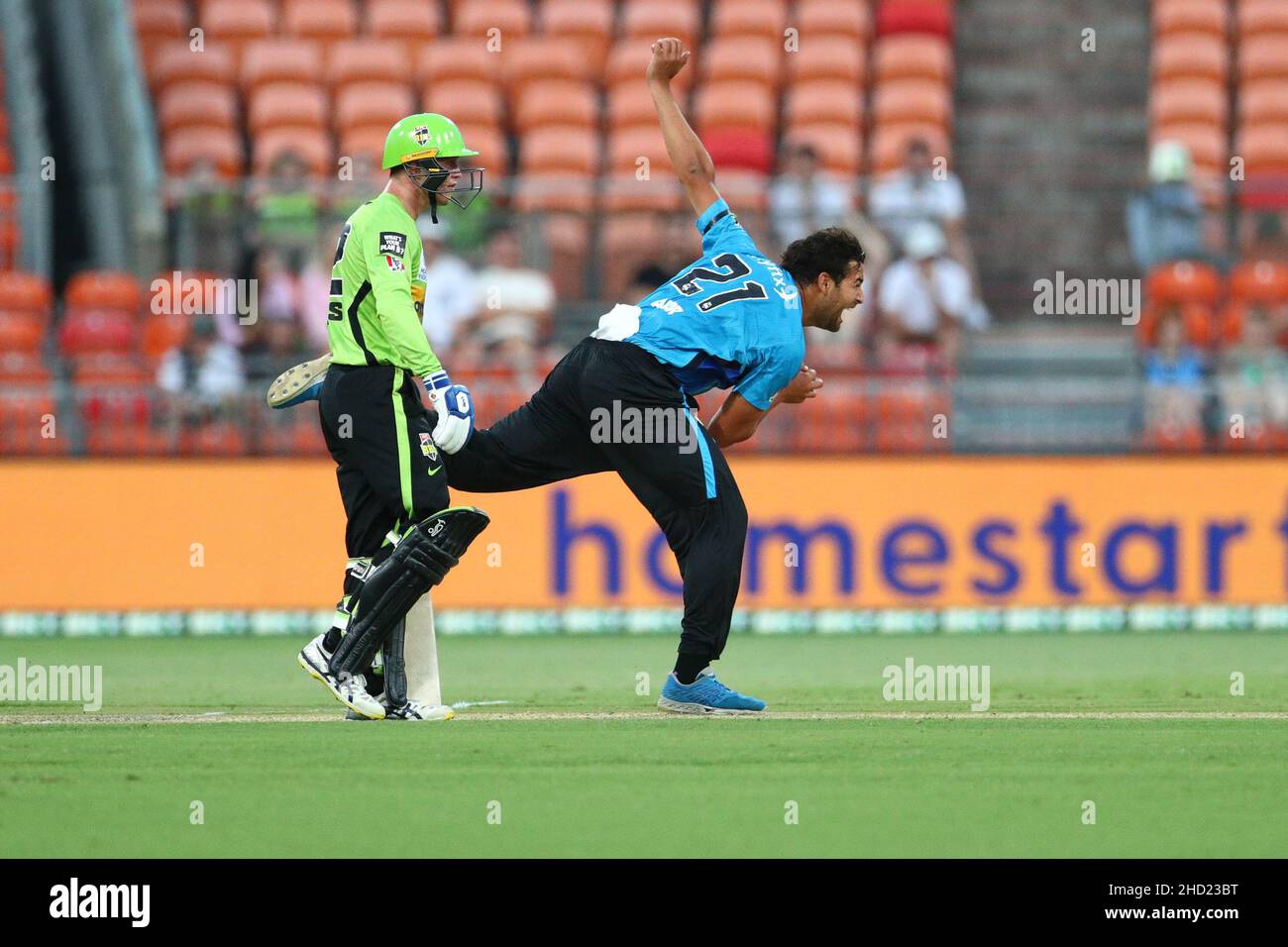 Sydney, Australia. 2nd gennaio 2022; Sydney Showground Stadium, Sydney Olympic Park, NSW, Australia; BBL Big Bash League Cricket, Sydney Thunder Versus Adelaide Strikers; Wes Agar of Adelaide Strikers in bowling action Credit: Action Plus Sports Images/Alamy Live News Credit: Action Plus Sports Images/Alamy Live News Foto Stock