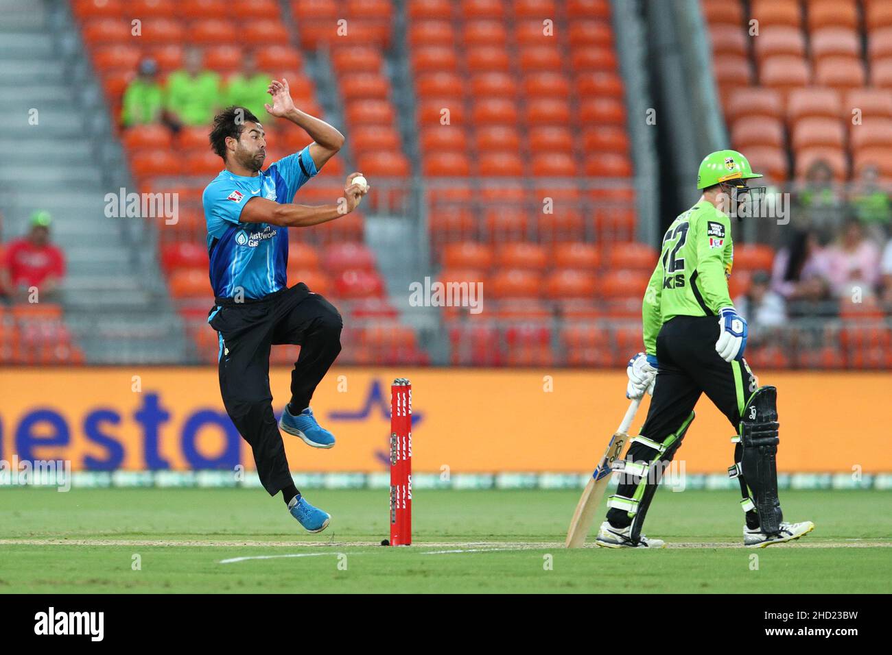 Sydney, Australia. 2nd gennaio 2022; Sydney Showground Stadium, Sydney Olympic Park, NSW, Australia; BBL Big Bash League Cricket, Sydney Thunder Versus Adelaide Strikers; Wes Agar of Adelaide Strikers in bowling action Credit: Action Plus Sports Images/Alamy Live News Credit: Action Plus Sports Images/Alamy Live News Foto Stock