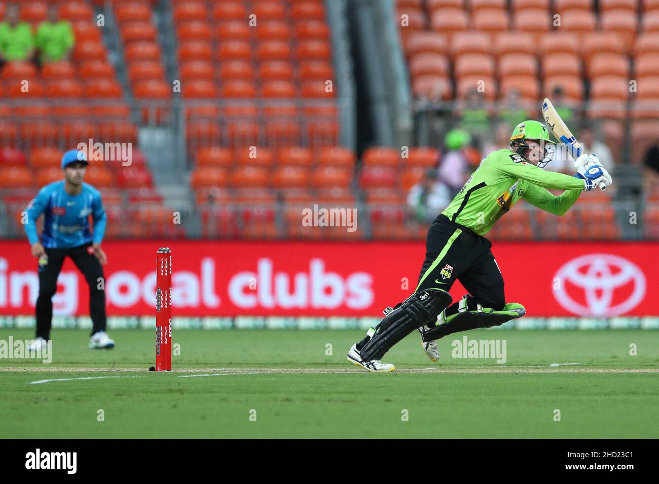 Sydney, Australia. 2nd gennaio 2022; Sydney Showground Stadium, Sydney Olympic Park, NSW, Australia; BBL Big Bash League Cricket, Sydney Thunder contro Adelaide Strikers; Matt Gilkes di Sydney Thunder colpisce la palla al confine Credit: Action Plus Sports Images/Alamy Live News Credit: Action Plus Sports Images/Alamy Live News Foto Stock