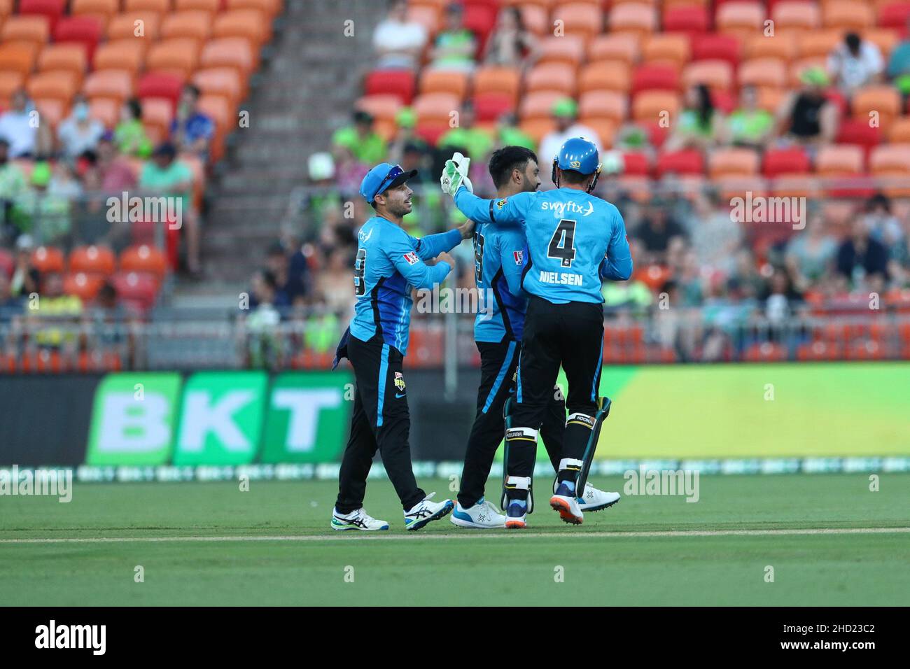 Sydney, Australia. 2nd gennaio 2022; Sydney Showground Stadium, Sydney Olympic Park, NSW, Australia; BBL Big Bash League Cricket, Sydney Thunder contro Adelaide Strikers; i giocatori di striker celebrano la presa di un credito di wicket: Action Plus Sports Images/Alamy Live News Credit: Action Plus Sports Images/Alamy Live News Foto Stock