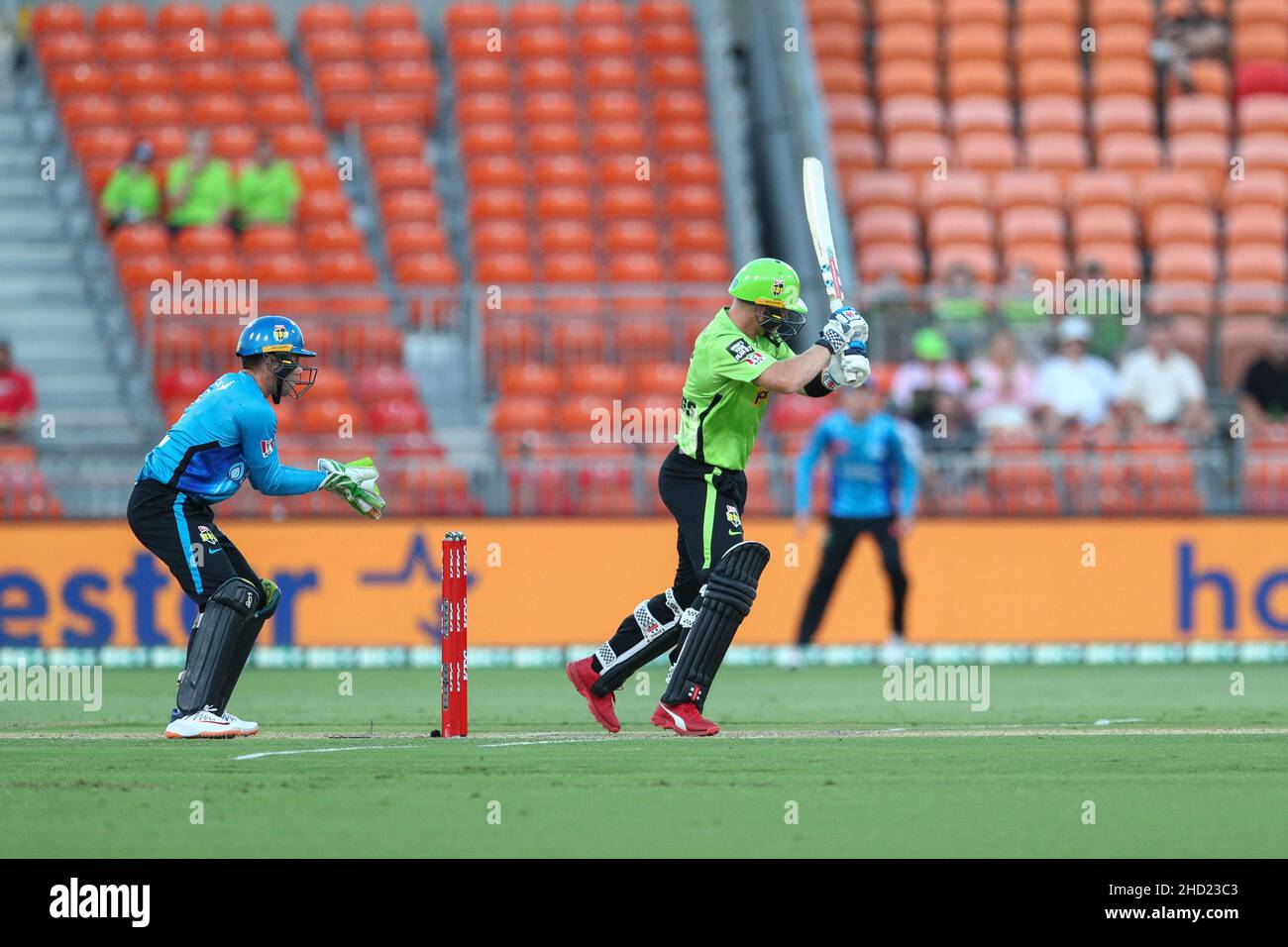 Sydney, Australia. 2nd gennaio 2022; Sydney Showground Stadium, Sydney Olympic Park, NSW, Australia; BBL Big Bash League Cricket, Sydney Thunder contro Adelaide Strikers; Matt Gilkes di Sydney Thunder colpisce la palla al di fuori del credito: Action Plus Sports Images/Alamy Live News Credit: Action Plus Sports Images/Alamy Live News Foto Stock