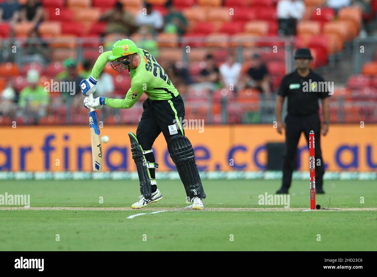 Sydney, Australia. 2nd gennaio 2022; Sydney Showground Stadium, Sydney Olympic Park, NSW, Australia; BBL Big Bash League Cricket, Sydney Thunder contro Adelaide Strikers; Matt Gilkes di Sydney Thunder fa un blocco colpo di credito: Action Plus Sports Images/Alamy Live News Credit: Action Plus Sports Images/Alamy Live News Foto Stock