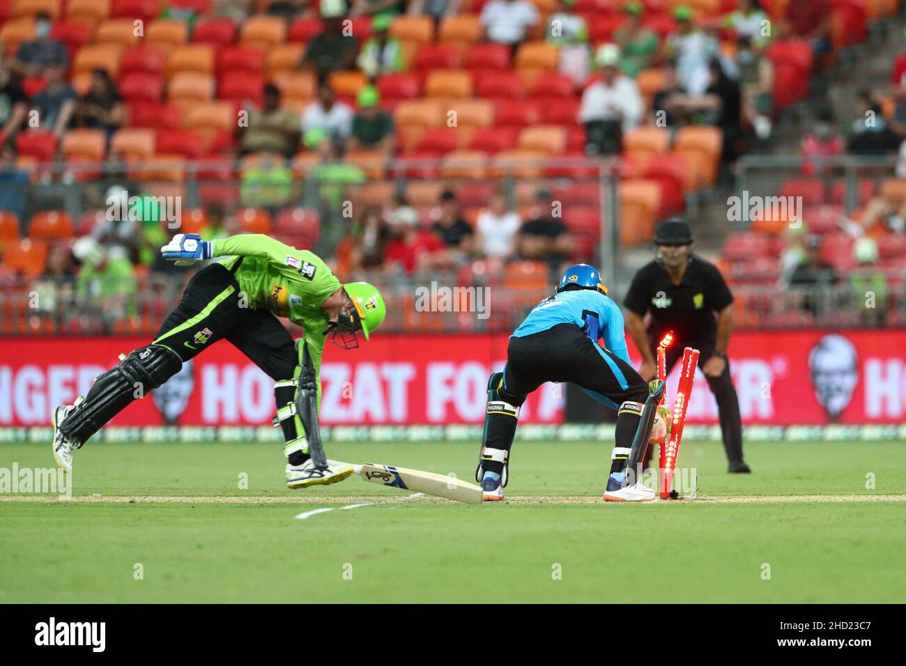 Sydney, Australia. 2nd gennaio 2022; Sydney Showground Stadium, Sydney Olympic Park, NSW, Australia; BBL Big Bash League Cricket, Sydney Thunder contro Adelaide Strikers; Matt Gilkes di Sydney Thunder rende alla crease nel tempo credito: Action Plus Sports Images/Alamy Live News Credit: Action Plus Sports Images/Alamy Live News Foto Stock
