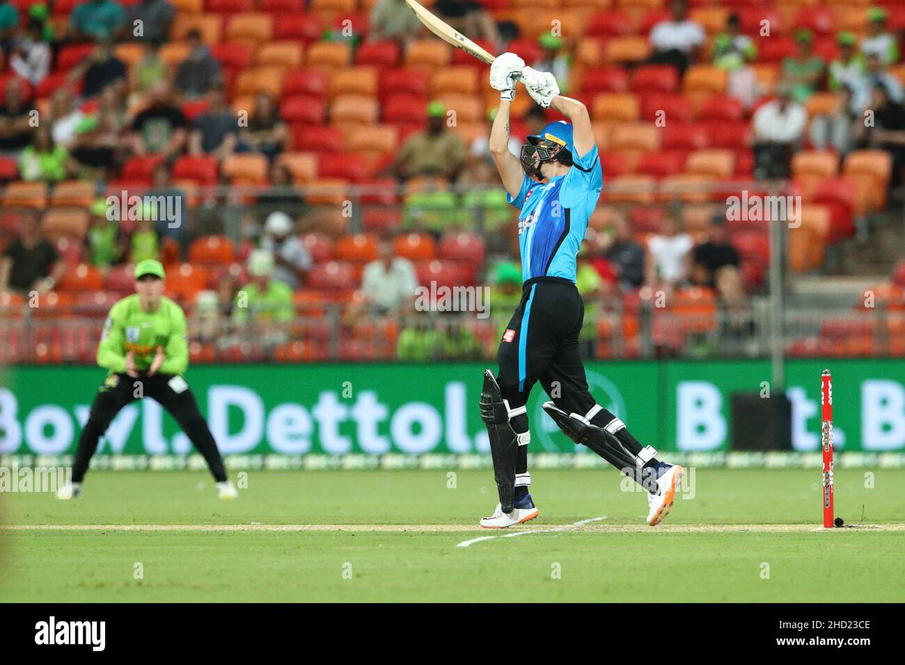 Sydney, Australia. 2nd gennaio 2022; Sydney Showground Stadium, Sydney Olympic Park, NSW, Australia; BBL Big Bash League Cricket, Sydney Thunder contro Adelaide Strikers; Matt Short of Adelaide Strikers raggiunge il massimo per colpire la palla sopra i Fielders raggiungere il credito: Action Plus Sports Images/Alamy Live News Credit: Action Plus Sports Images/Alamy Live News Foto Stock