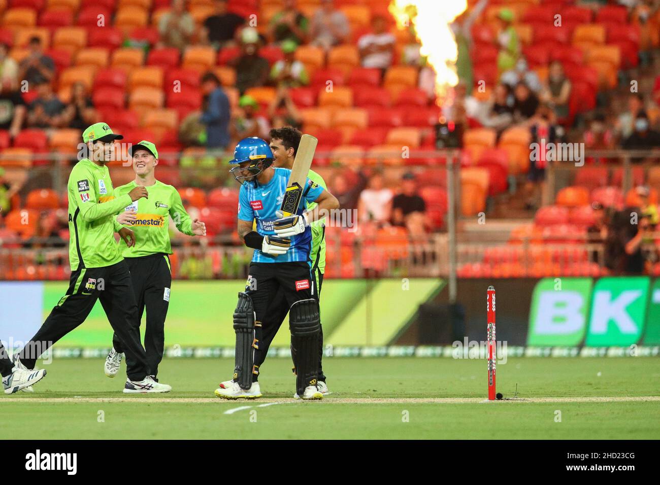 Sydney, Australia. 2nd gennaio 2022; Sydney Showground Stadium, Sydney Olympic Park, NSW, Australia; BBL Big Bash League Cricket, Sydney Thunder Versus Adelaide Strikers; Sydney Thunder giocatori celebrare prendere un wicket credito: Action Plus Sports Images/Alamy Live News Credit: Action Plus Sports Images/Alamy Live News Foto Stock