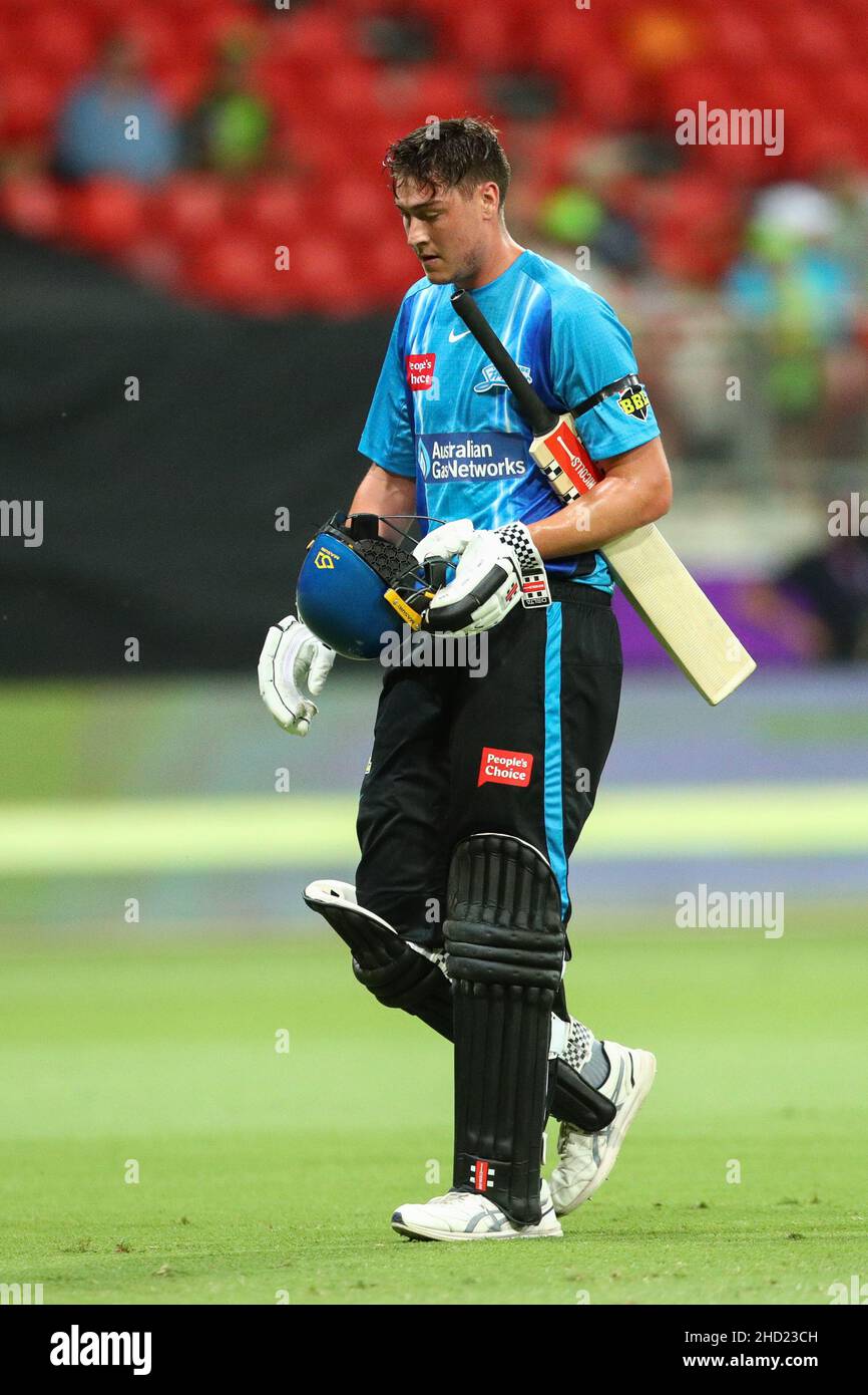 Sydney, Australia. 2nd gennaio 2022; Sydney Showground Stadium, Sydney Olympic Park, NSW, Australia; BBL Big Bash League Cricket, Sydney Thunder contro Adelaide Strikers; Matthew Renshaw of Adelaide Strikers ritorna al padiglione dopo essere stato catturato al confine Credit: Action Plus Sports Images/Alamy Live News Credit: Action Plus Sports Images/Alamy Live News Foto Stock