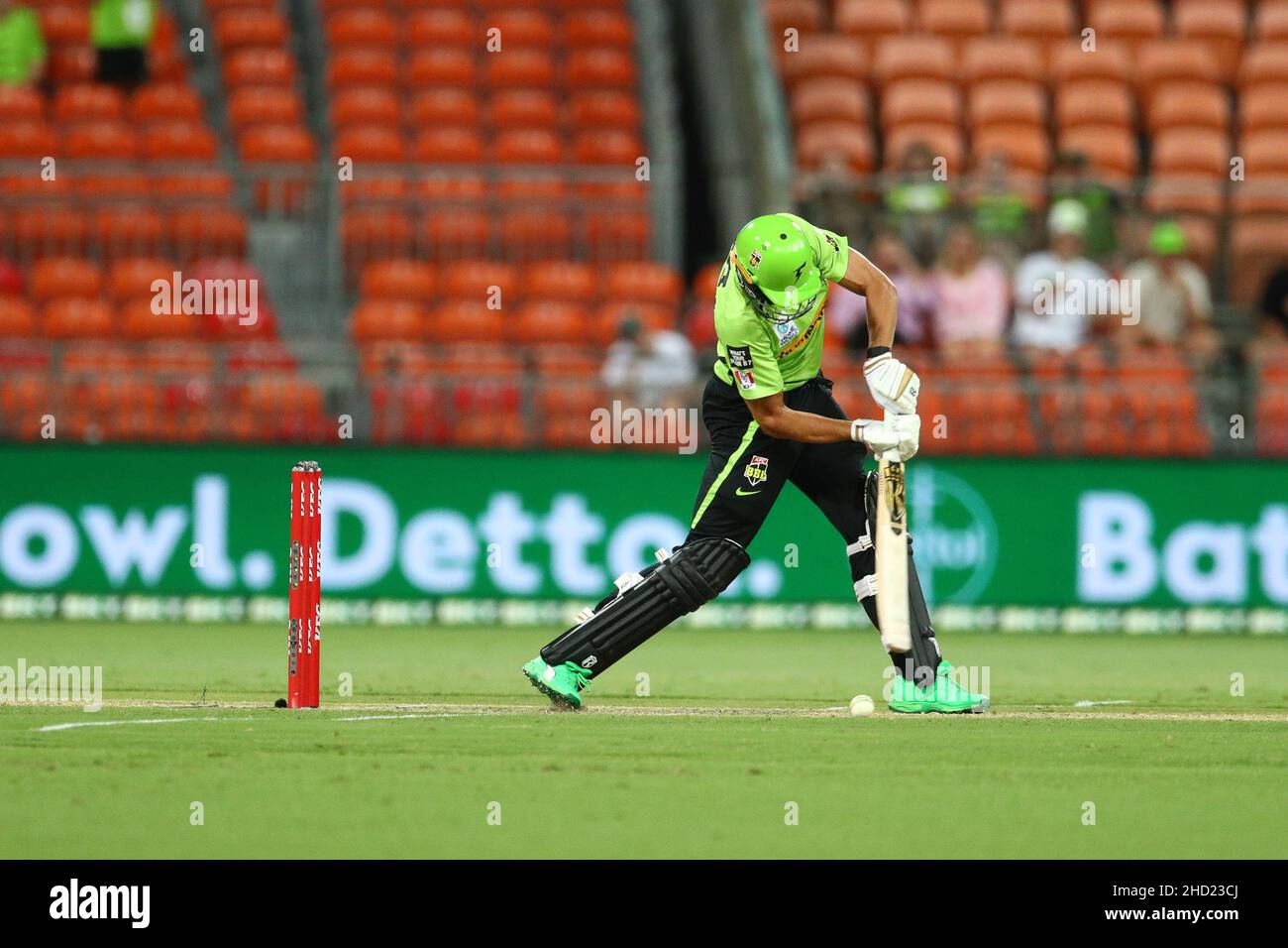 Sydney, Australia. 2nd gennaio 2022; Sydney Showground Stadium, Sydney Olympic Park, NSW, Australia; BBL Big Bash League Cricket, Sydney Thunder contro Adelaide Strikers; Chris Green of Sydney Thunder si sta abbassando e gioca una corsa a fine per il bowling Credit: Action Plus Sports Images/Alamy Live News Credit: Action Plus Sports Images/Alamy Live News Foto Stock