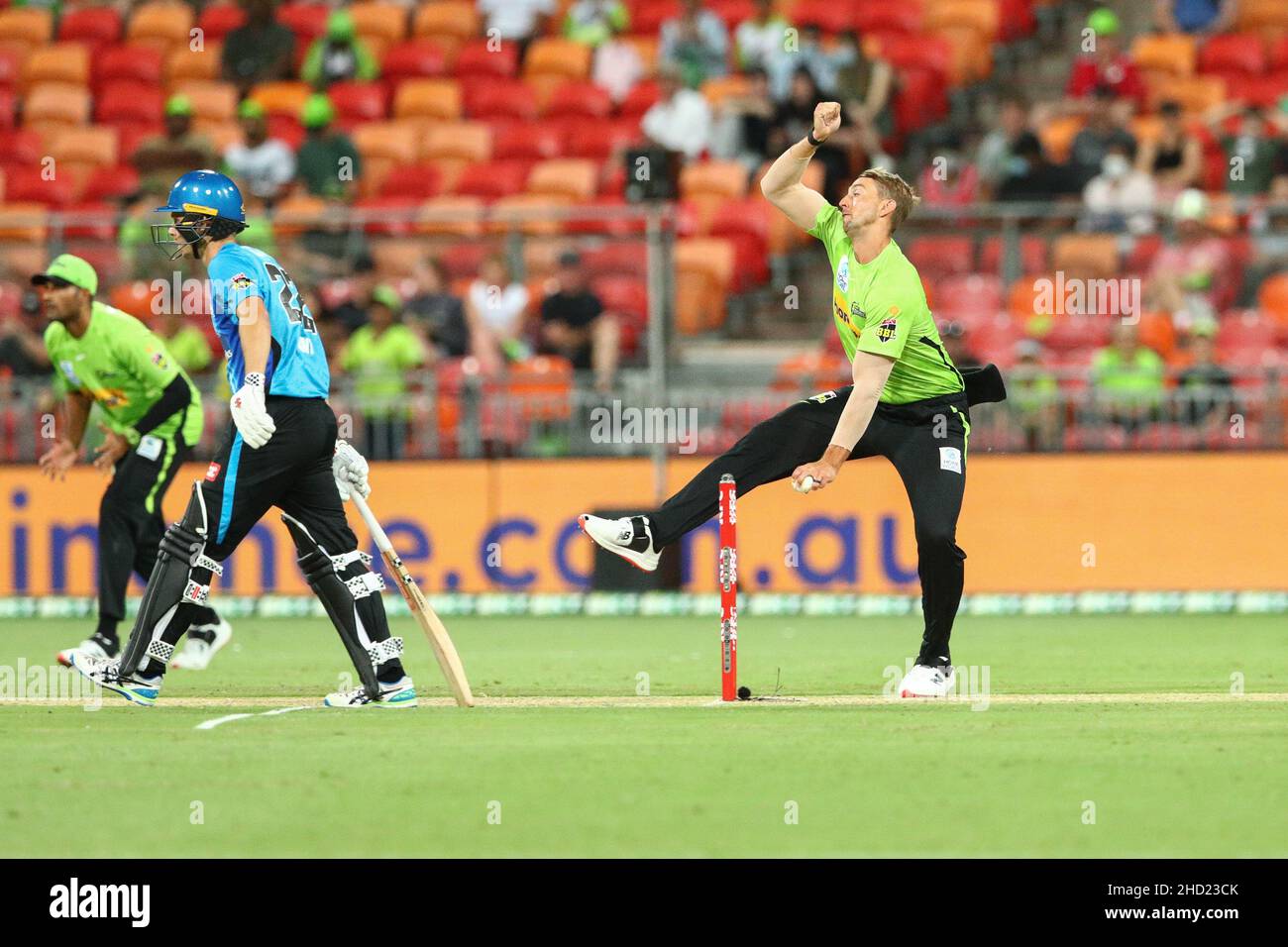 Sydney, Australia. 2nd gennaio 2022; Sydney Showground Stadium, Sydney Olympic Park, NSW, Australia; BBL Big Bash League Cricket, Sydney Thunder Versus Adelaide Strikers; Daniel Sams of Sydney Thunder ruderi in to Bowl Credit: Action Plus Sports Images/Alamy Live News Credit: Action Plus Sports Images/Alamy Live News Foto Stock