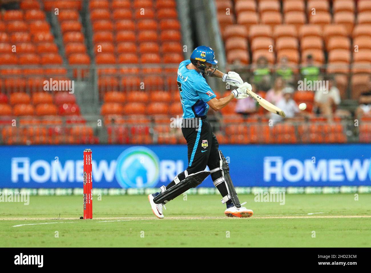 Sydney, Australia. 2nd gennaio 2022; Sydney Showground Stadium, Sydney Olympic Park, NSW, Australia; BBL Big Bash League Cricket, Sydney Thunder contro Adelaide Strikers; Matt Short of Adelaide Strikers colpisce la palla al confine per quattro corse Credit: Action Plus Sports Images/Alamy Live News Credit: Action Plus Sports Images/Alamy Live News Foto Stock