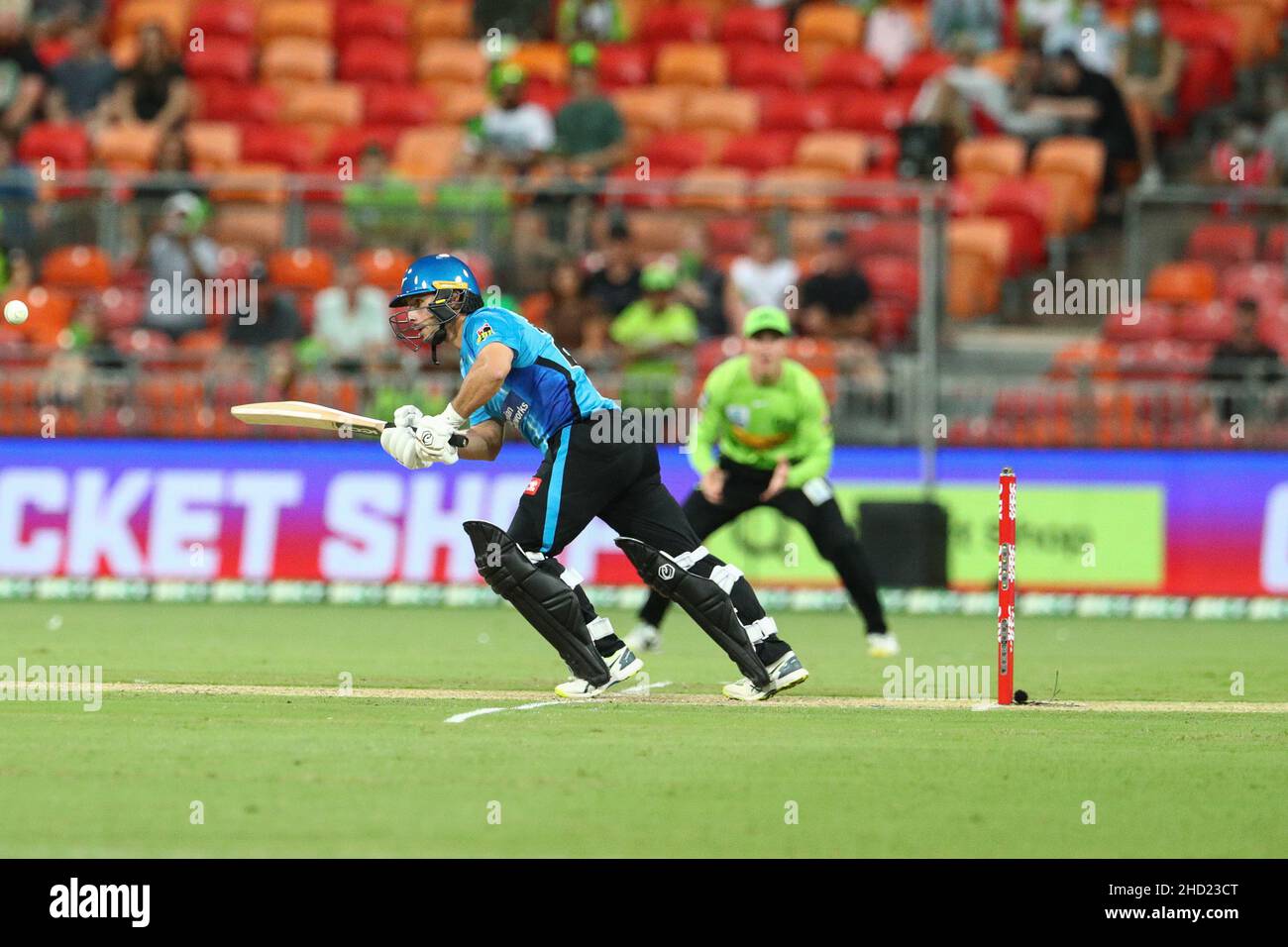Sydney, Australia. 2nd gennaio 2022; Sydney Showground Stadium, Sydney Olympic Park, NSW, Australia; BBL Big Bash League Cricket, Sydney Thunder contro Adelaide Strikers; Jake Weatherald di Adelaide Strikers colpisce la palla giù il wicket credito: Action Plus Sports Images/Alamy Live News Credit: Action Plus Sports Images/Alamy Live News Foto Stock