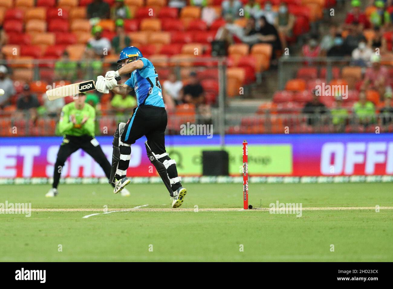 Sydney, Australia. 2nd gennaio 2022; Sydney Showground Stadium, Sydney Olympic Park, NSW, Australia; BBL Big Bash League Cricket, Sydney Thunder contro Adelaide Strikers; Jake Weatherald di Adelaide Strikers colpisce la palla giù il wicket credito: Action Plus Sports Images/Alamy Live News Credit: Action Plus Sports Images/Alamy Live News Foto Stock