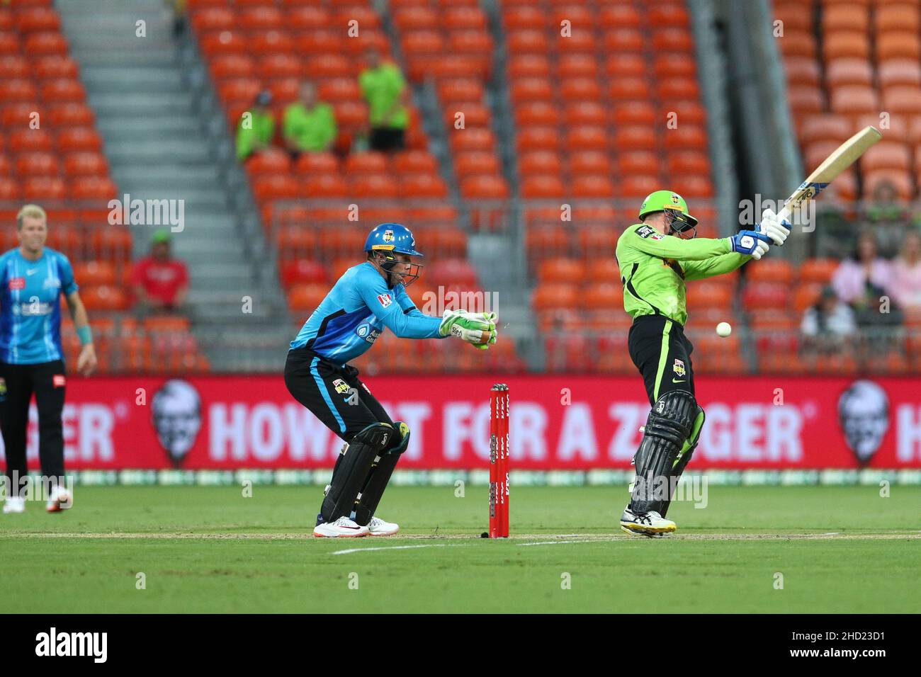 Sydney, Australia. 2nd gennaio 2022; Sydney Showground Stadium, Sydney Olympic Park, NSW, Australia; BBL Big Bash League Cricket, Sydney Thunder contro Adelaide Strikers; Matt Gilkes di Sydney Thunder perde la palla e va al custode del wicket Credit: Action Plus Sports Images/Alamy Live News Credit: Action Plus Sports Images/Alamy Live News Foto Stock