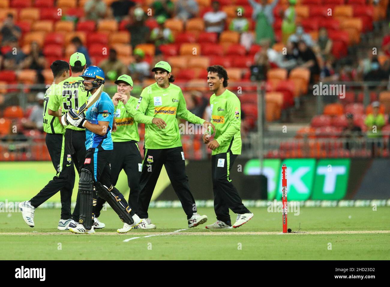 Sydney, Australia. 2nd gennaio 2022; Sydney Showground Stadium, Sydney Olympic Park, NSW, Australia; BBL Big Bash League Cricket, Sydney Thunder Versus Adelaide Strikers; Sydney Thunder giocatori celebrare prendere un wicket credito: Action Plus Sports Images/Alamy Live News Credit: Action Plus Sports Images/Alamy Live News Foto Stock