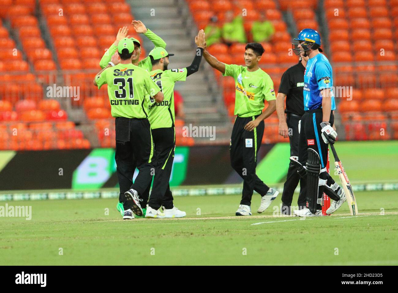 Sydney, Australia. 2nd gennaio 2022; Sydney Showground Stadium, Sydney Olympic Park, NSW, Australia; BBL Big Bash League Cricket, Sydney Thunder Versus Adelaide Strikers; Sydney Thunder giocatori celebrare prendere un wicket credito: Action Plus Sports Images/Alamy Live News Credit: Action Plus Sports Images/Alamy Live News Foto Stock