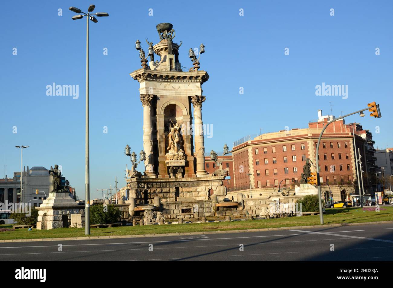 Spagna, Barcellona, il suare di Spagna è un centro nevralgico della città, in questo centro è una fontana monumentale con allegoria poetica. Foto Stock