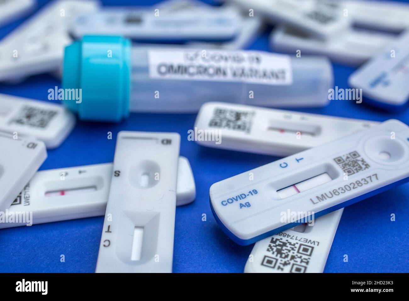 Omicron COVID-19 Variant Test Tube e coronavirus Covid-19 Rapid Antigen Self-Testing . Foto Stock