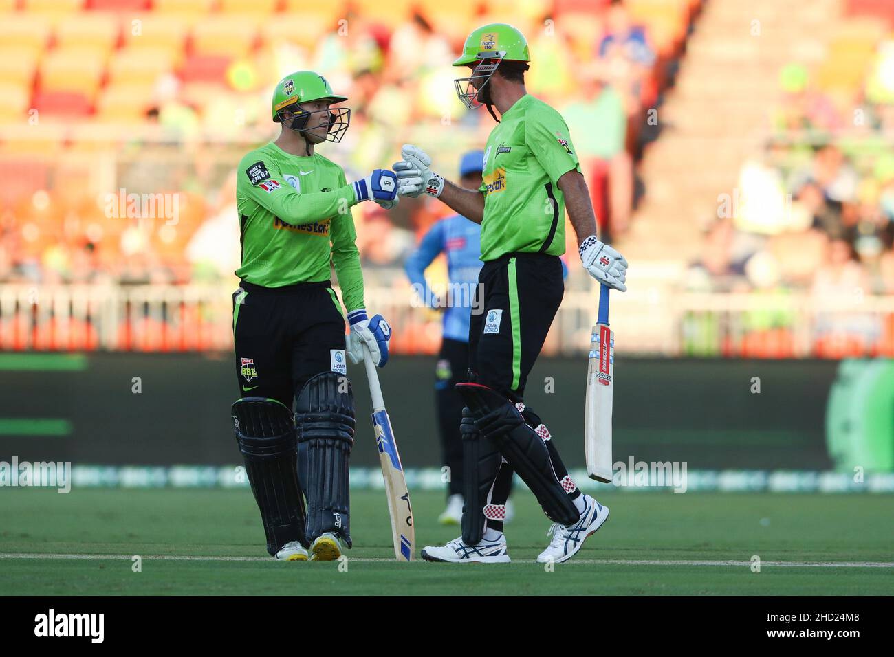Sydney, Australia. 2nd gennaio 2022; Sydney Showground Stadium, Sydney Olympic Park, NSW, Australia; BBL Big Bash League Cricket, Sydney Thunder contro Adelaide Strikers; Matt Gilkes e ben taglio del Thunder di Sydney Thunder toccare guanti in mezzo al wicket credito: Action Plus Sports Images/Alamy Live News Foto Stock