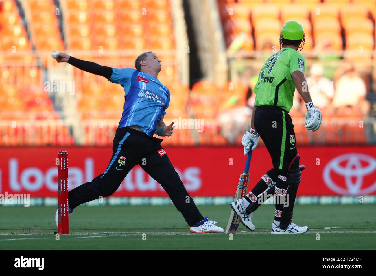 Sydney, Australia. 2nd gennaio 2022; Sydney Showground Stadium, Sydney Olympic Park, NSW, Australia; BBL Big Bash League Cricket, Sydney Thunder Versus Adelaide Strikers; Peter Siddle of Adelaide Strikers in bowling action Credit: Action Plus Sports Images/Alamy Live News Foto Stock