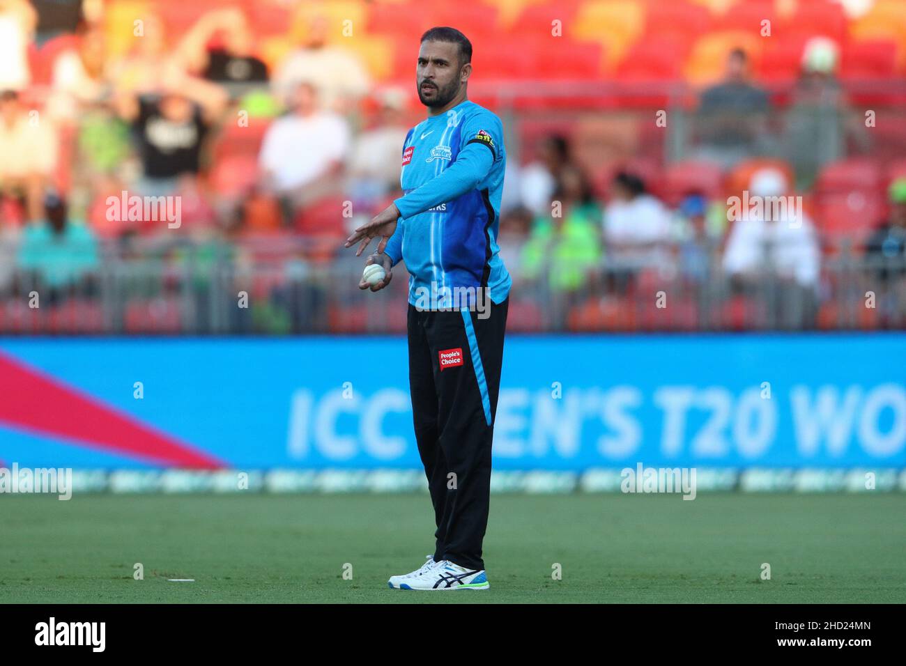 Sydney, Australia. 2nd gennaio 2022; Sydney Showground Stadium, Sydney Olympic Park, NSW, Australia; BBL Big Bash League Cricket, Sydney Thunder contro Adelaide Strikers; Fawad Ahmed di Adelaide Strikers imposta il campo prima del bowling Credit: Action Plus Sports Images/Alamy Live News Foto Stock