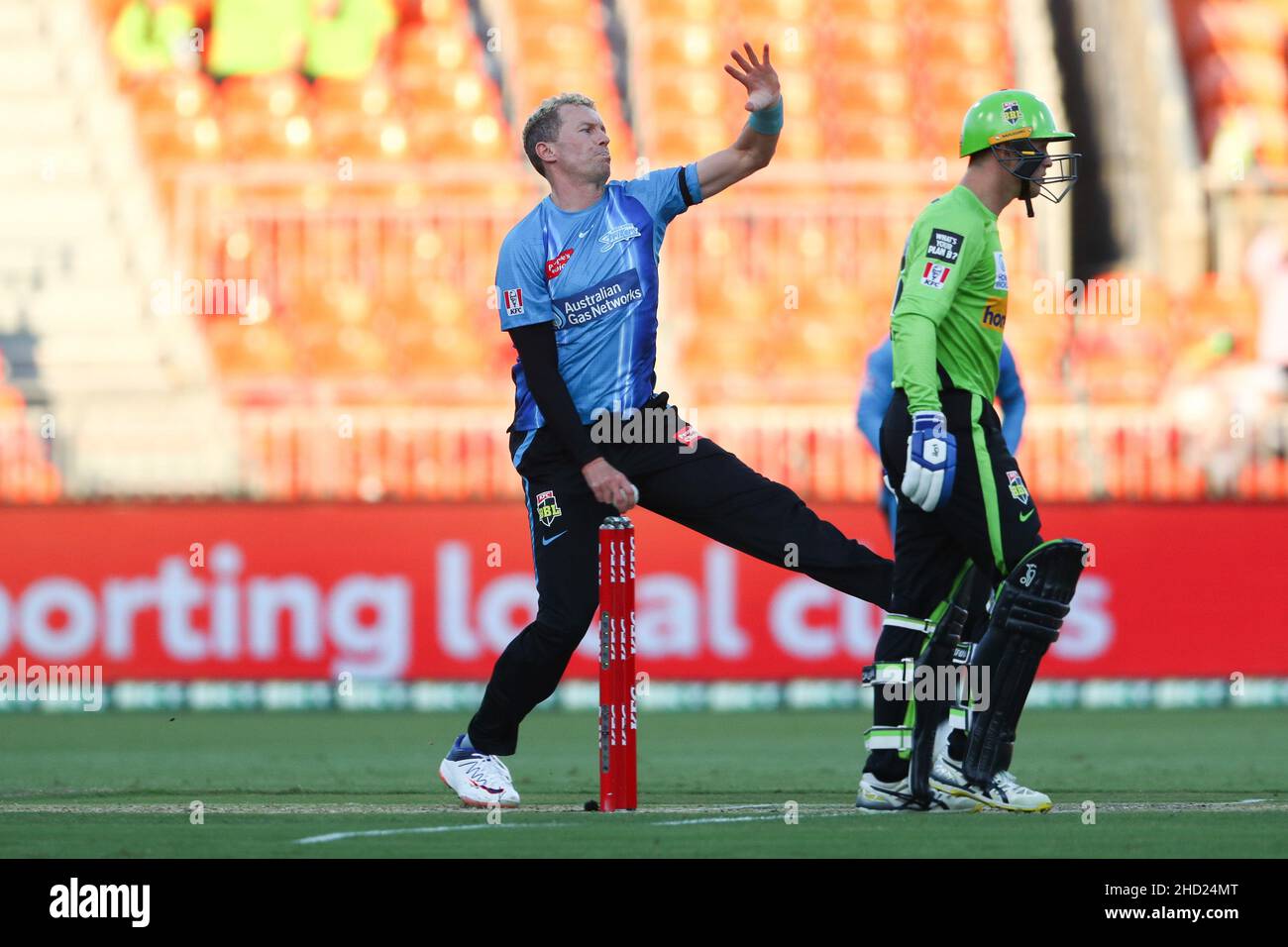 Sydney, Australia. 2nd gennaio 2022; Sydney Showground Stadium, Sydney Olympic Park, NSW, Australia; BBL Big Bash League Cricket, Sydney Thunder Versus Adelaide Strikers; Peter Siddle of Adelaide Strikers in bowling action Credit: Action Plus Sports Images/Alamy Live News Foto Stock