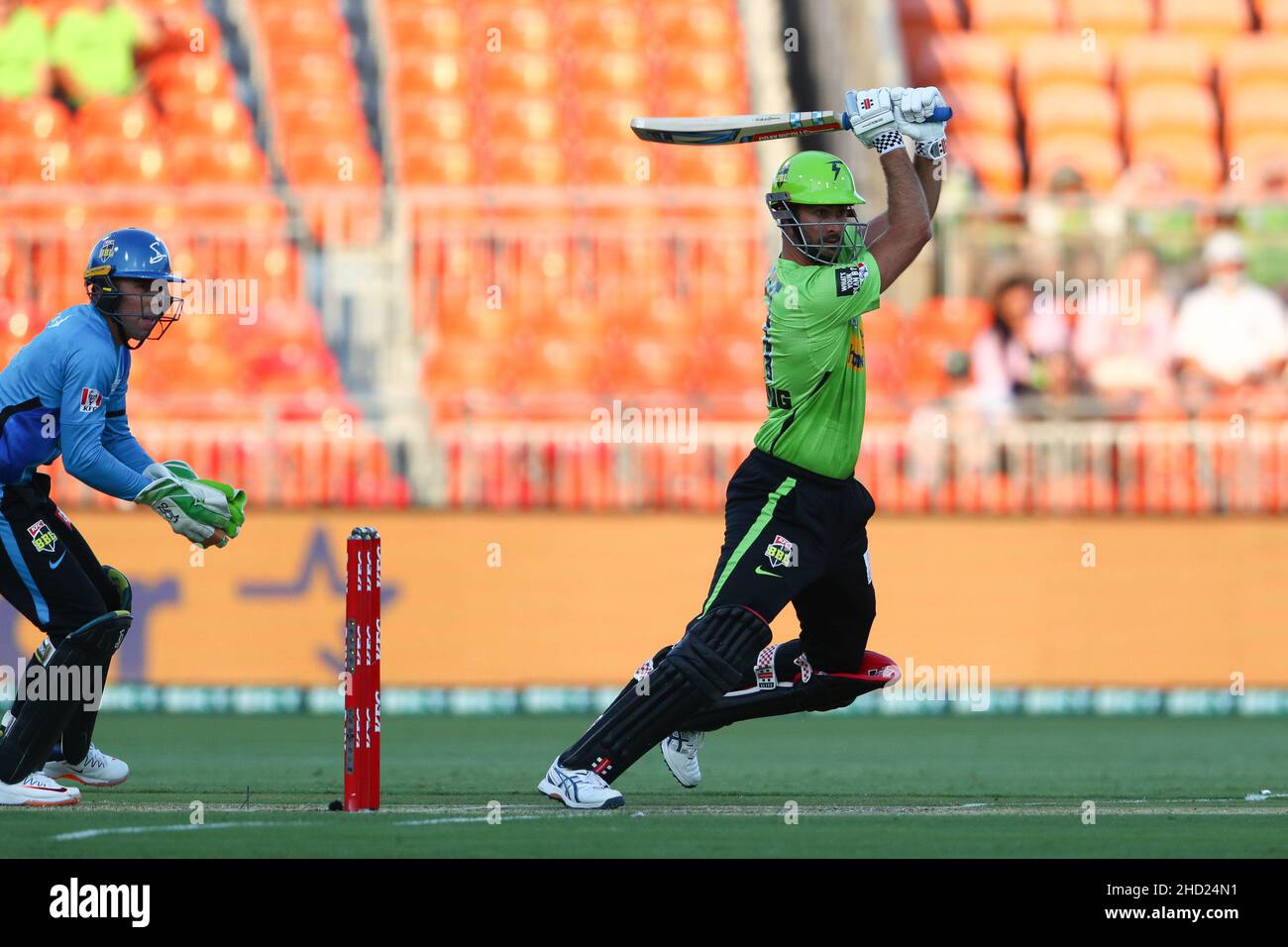 Sydney, Australia. 2nd gennaio 2022; Sydney Showground Stadium, Sydney Olympic Park, NSW, Australia; BBL Big Bash League Cricket, Sydney Thunder contro Adelaide Strikers; Matt Gilkes di Sydney Thunder colpisce la palla sul leggio e prende 2 corse Credit: Action Plus Sports Images/Alamy Live News Foto Stock
