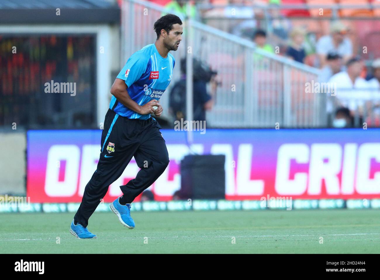 Sydney, Australia. 2nd gennaio 2022; Sydney Showground Stadium, Sydney Olympic Park, NSW, Australia; BBL Big Bash League Cricket, Sydney Thunder contro Adelaide Strikers; Wes Agar of Adelaide Strikers corre in Bowl Credit: Action Plus Sports Images/Alamy Live News Foto Stock
