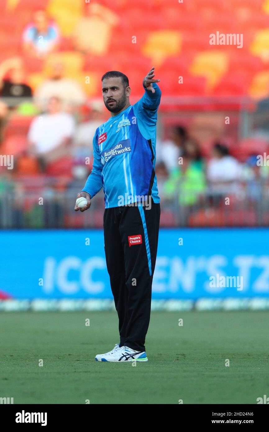 Sydney, Australia. 2nd gennaio 2022; Sydney Showground Stadium, Sydney Olympic Park, NSW, Australia; BBL Big Bash League Cricket, Sydney Thunder contro Adelaide Strikers; Fawad Ahmed di Adelaide Strikers imposta il campo prima del bowling Credit: Action Plus Sports Images/Alamy Live News Foto Stock