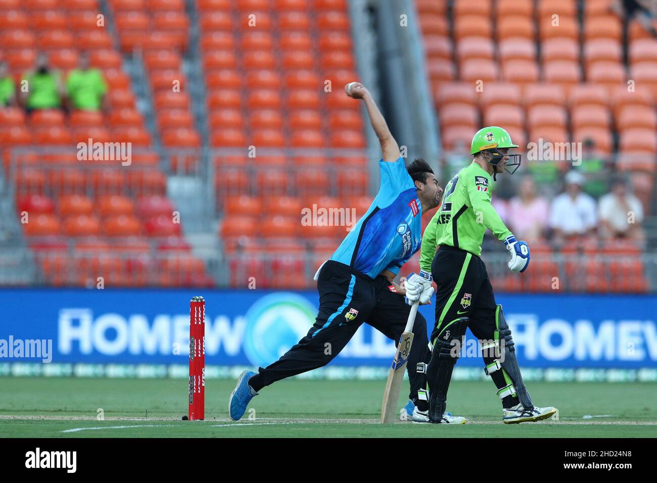 Sydney, Australia. 2nd gennaio 2022; Sydney Showground Stadium, Sydney Olympic Park, NSW, Australia; BBL Big Bash League Cricket, Sydney Thunder contro Adelaide Strikers; Wes Agar of Adelaide Strikers corre in Bowl Credit: Action Plus Sports Images/Alamy Live News Foto Stock