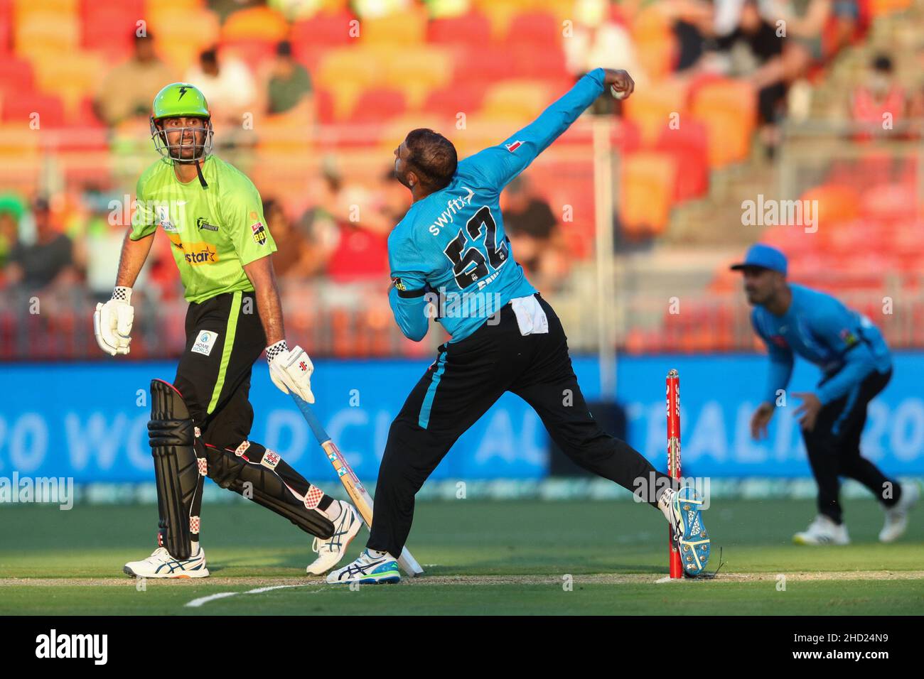 Sydney, Australia. 2nd gennaio 2022; Sydney Showground Stadium, Sydney Olympic Park, NSW, Australia; BBL Big Bash League Cricket, Sydney Thunder contro Adelaide Strikers; Fawad Ahmed of Adelaide Strikers in bowling action Credit: Action Plus Sports Images/Alamy Live News Foto Stock