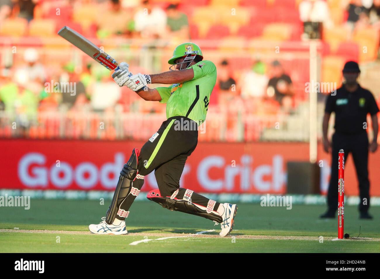 Sydney, Australia. 2nd gennaio 2022; Sydney Showground Stadium, Sydney Olympic Park, NSW, Australia; BBL Big Bash League Cricket, Sydney Thunder contro Adelaide Strikers; Matt Gilkes di Sydney Thunder colpisce la palla oltre il confine per 6 corse Credit: Action Plus Sports Images/Alamy Live News Foto Stock