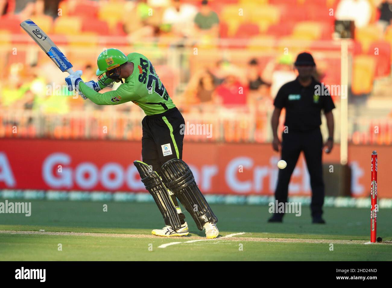 Sydney, Australia. 2nd gennaio 2022; Sydney Showground Stadium, Sydney Olympic Park, NSW, Australia; BBL Big Bash League Cricket, Sydney Thunder contro Adelaide Strikers; Matt Gilkes di Sydney Thunder perde la palla e passa attraverso al guardiano del cricket Credit: Action Plus Sports Images/Alamy Live News Foto Stock