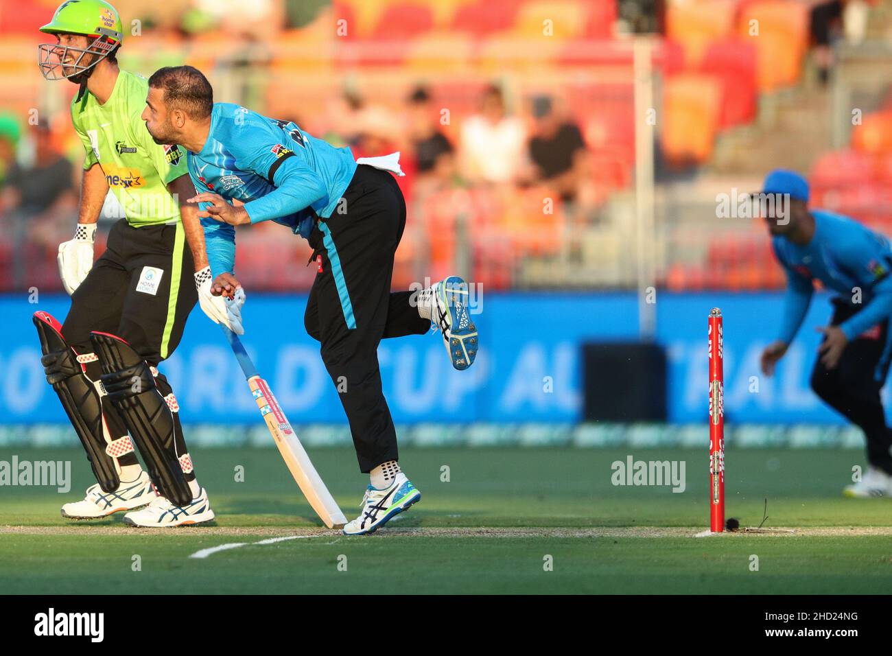Sydney, Australia. 2nd gennaio 2022; Sydney Showground Stadium, Sydney Olympic Park, NSW, Australia; BBL Big Bash League Cricket, Sydney Thunder contro Adelaide Strikers; Fawad Ahmed of Adelaide Strikers in bowling action Credit: Action Plus Sports Images/Alamy Live News Foto Stock