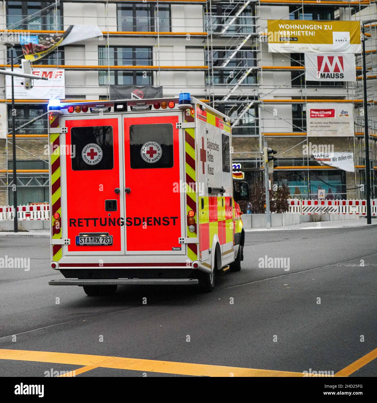 Un'ambulanza di emergenza della Croce Rossa tedesca in una missione con luci di allarme blu. Foto Stock