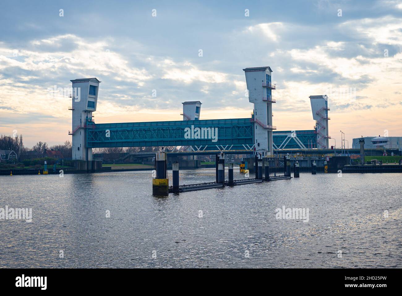 Sbarramento della tempesta nel fiume Hollandsche IJssel, nei pressi di Rotterdam, Paesi Bassi. Parte delle famose opere del delta olandese. Foto Stock