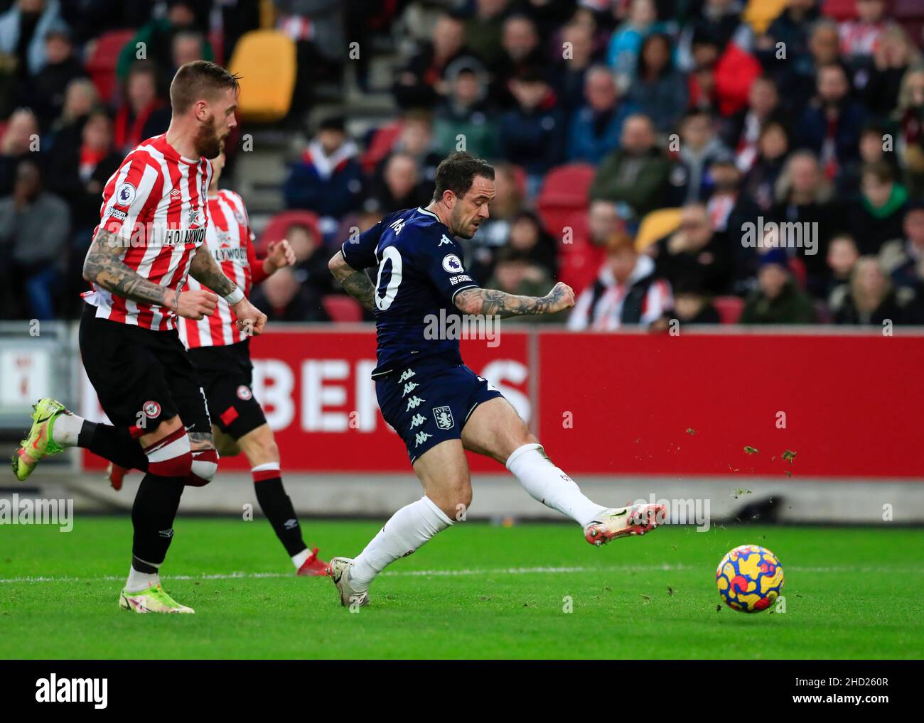 Brentford Community Stadium, Londra, Regno Unito. 2nd Jan 2022. Premier League Football Brentford contro Aston Villa; Danny Ings di Aston Villa spara e segna il suo goal 1st nei 16th minuti per renderlo 0-1 Credit: Action Plus Sports/Alamy Live News Foto Stock