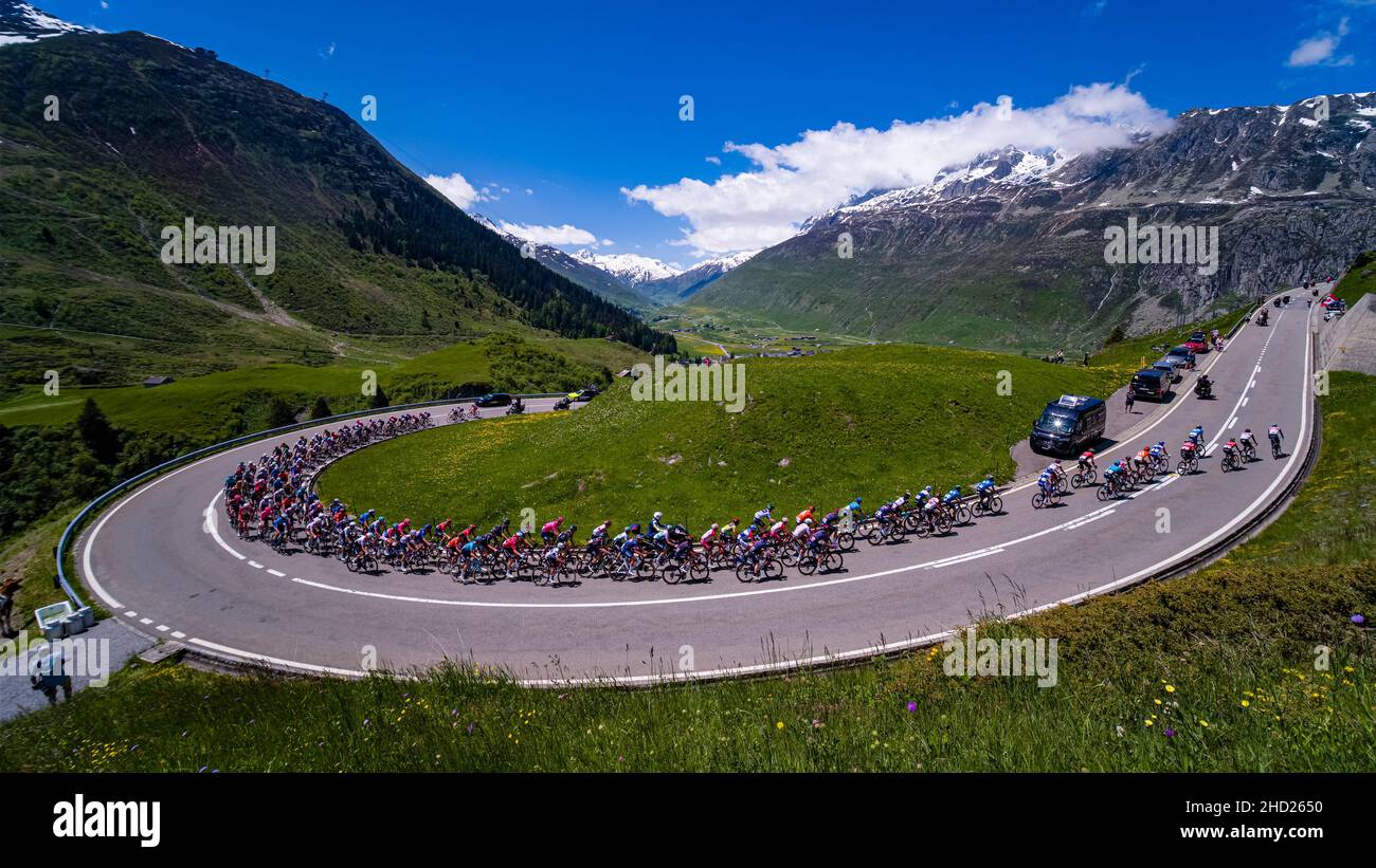 Il peloton al Tour de Suisse 2021, ciclisti che corrono fino al Passo Oberalp a 2044 m. Foto Stock