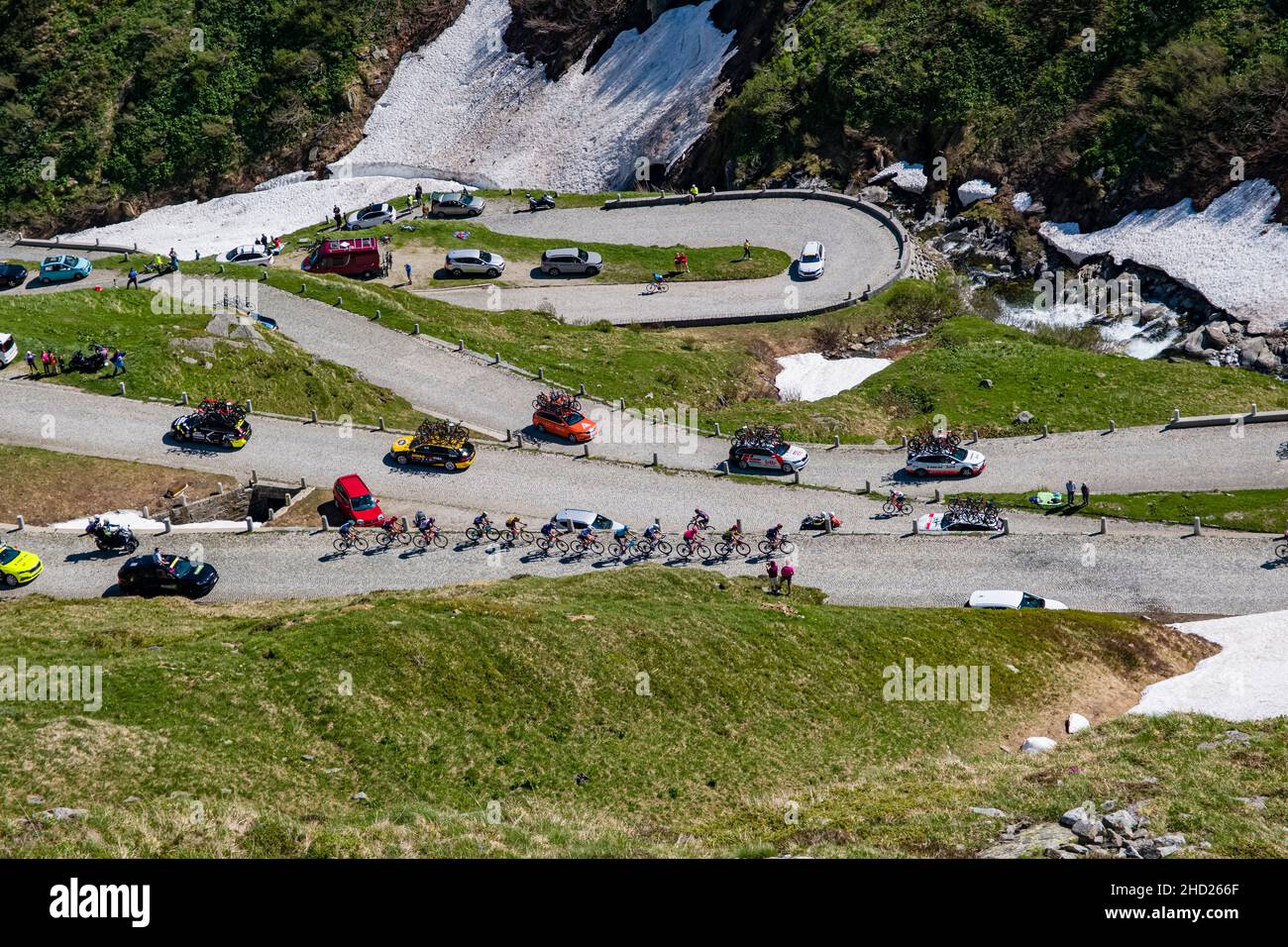 Il gruppo leader del Tour de Suisse 2021, ciclisti che corrono la Tremola San Gottardo, una delle strade asfaltate più alte d'Europa. Foto Stock