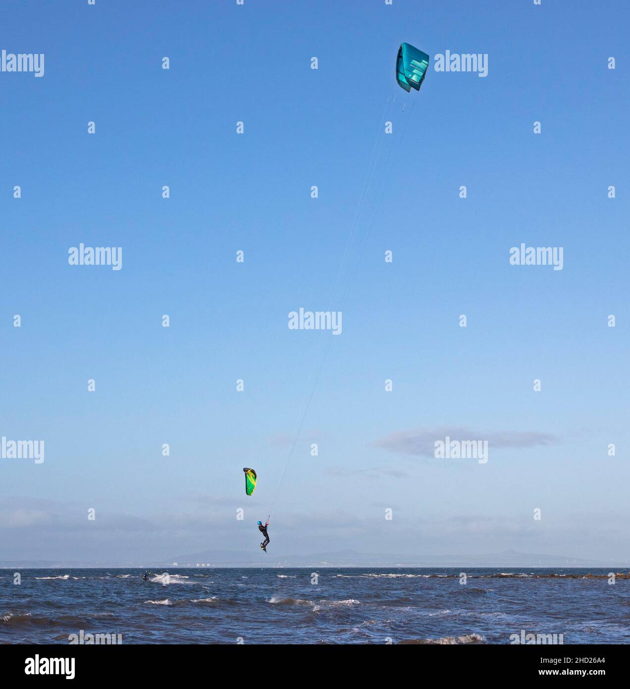 Longniddry, East Lothian, Scozia, Regno Unito. 2nd gennaio 2022. Vento guastato a 20 km/h con raffiche potenziali di 35 km/h temperatura di 8 gradi per i pochi kitesurfers che si avventurarono fuori sul Firth choppy di Forth. Le condizioni hanno dato un buon potenziale per i surfisti esperti per ottenere un po' di aria buona. Credito: Arch White Foto Stock