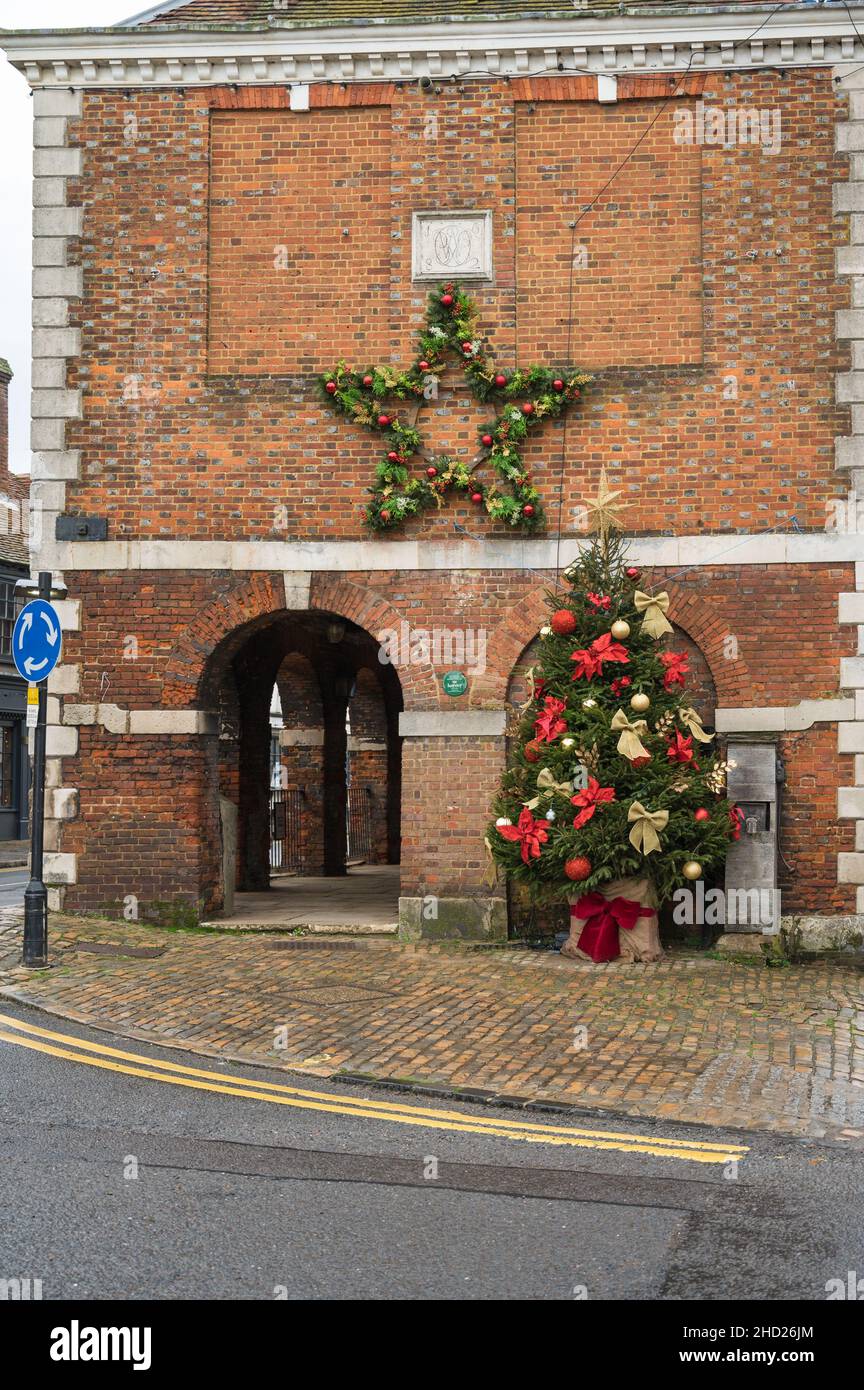 Decorato albero di Natale e stella fuori dal vecchio mercato Hall nella città vecchia Amersham. Buckinghamshire, Inghilterra, Regno Unito Foto Stock