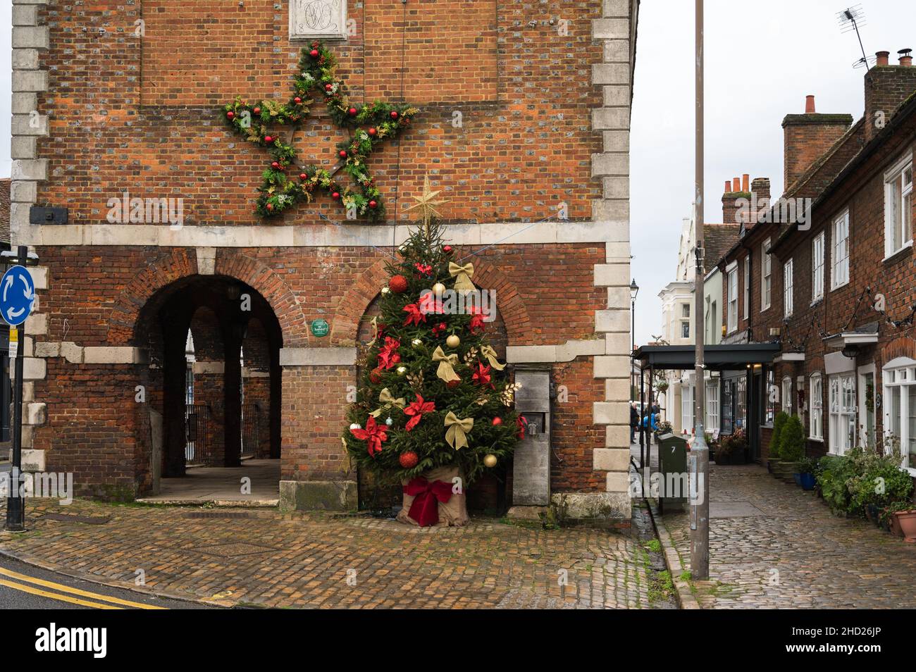 Decorato albero di Natale e stella fuori dal vecchio mercato Hall nella città vecchia Amersham. Buckinghamshire, Inghilterra, Regno Unito Foto Stock