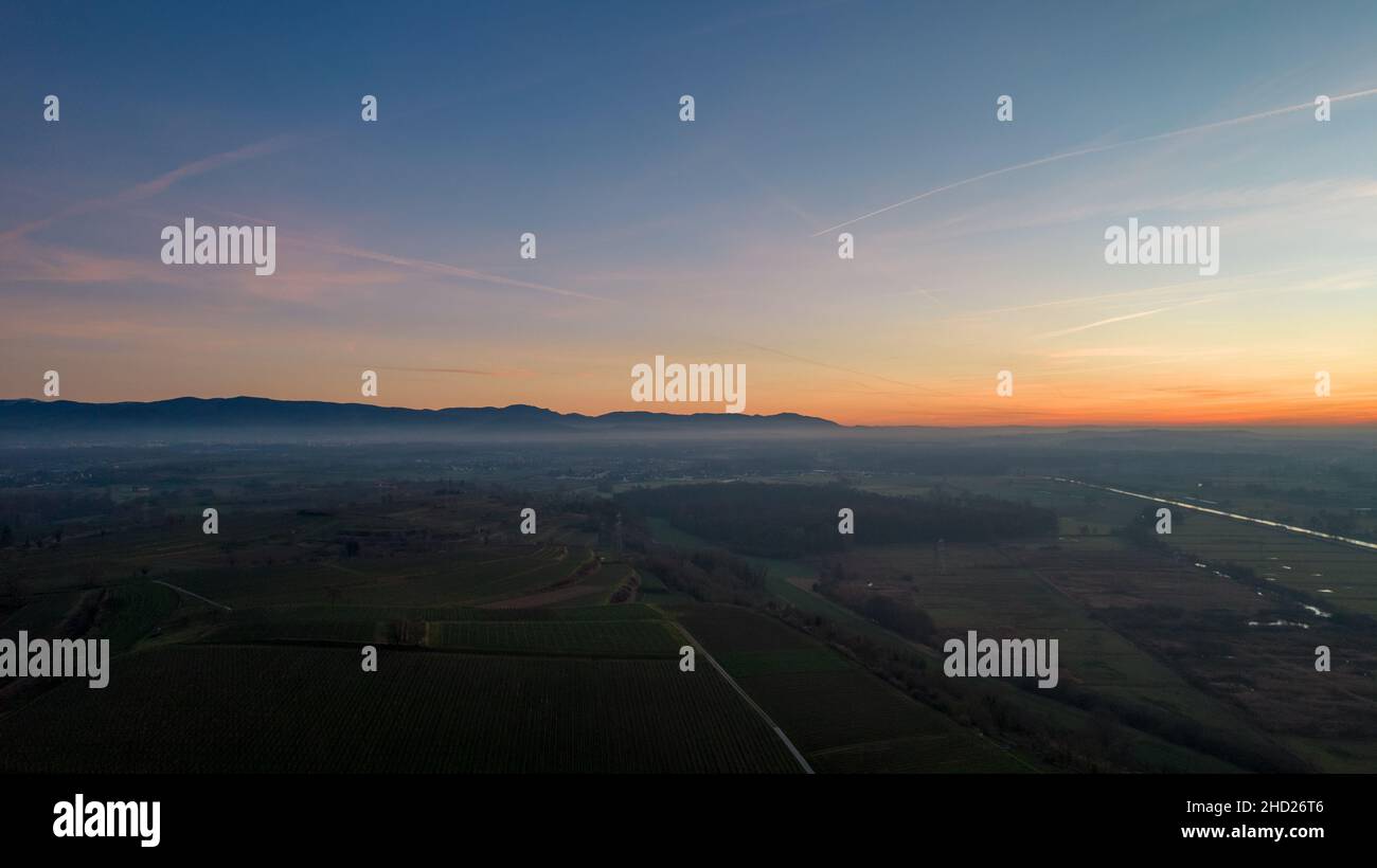 Foto del paesaggio del drone aereo scattate ad un tramonto d'inverno con alcuni colori bei Foto Stock