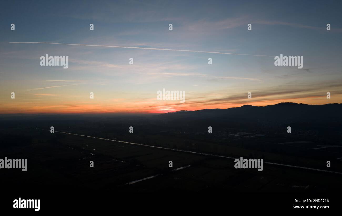 Foto del paesaggio del drone aereo scattate ad un tramonto d'inverno con alcuni colori bei Foto Stock
