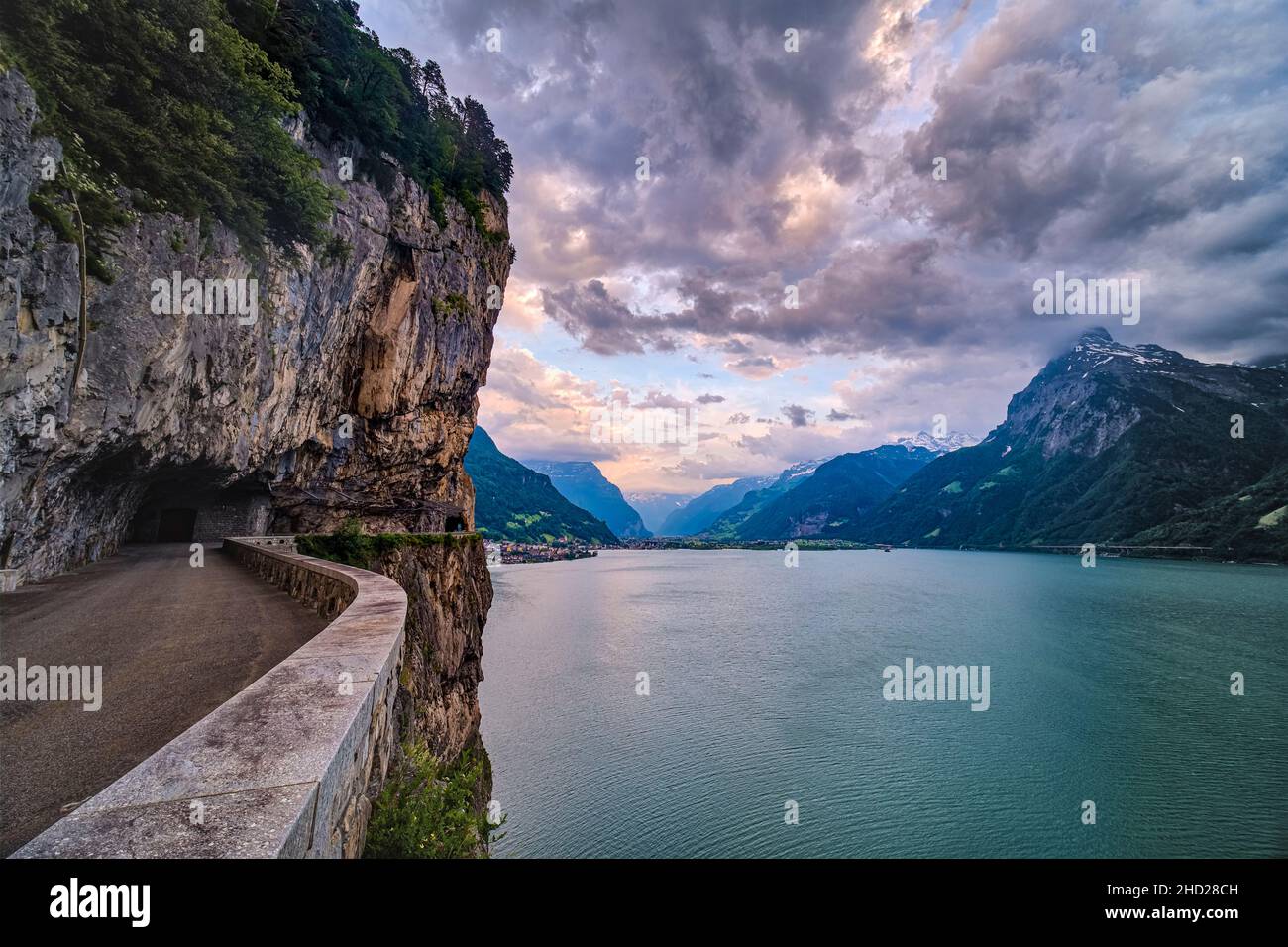 Tramonto sul lago di Lucerna, la città Flüelen in lontananza sulla riva del lago. Foto Stock