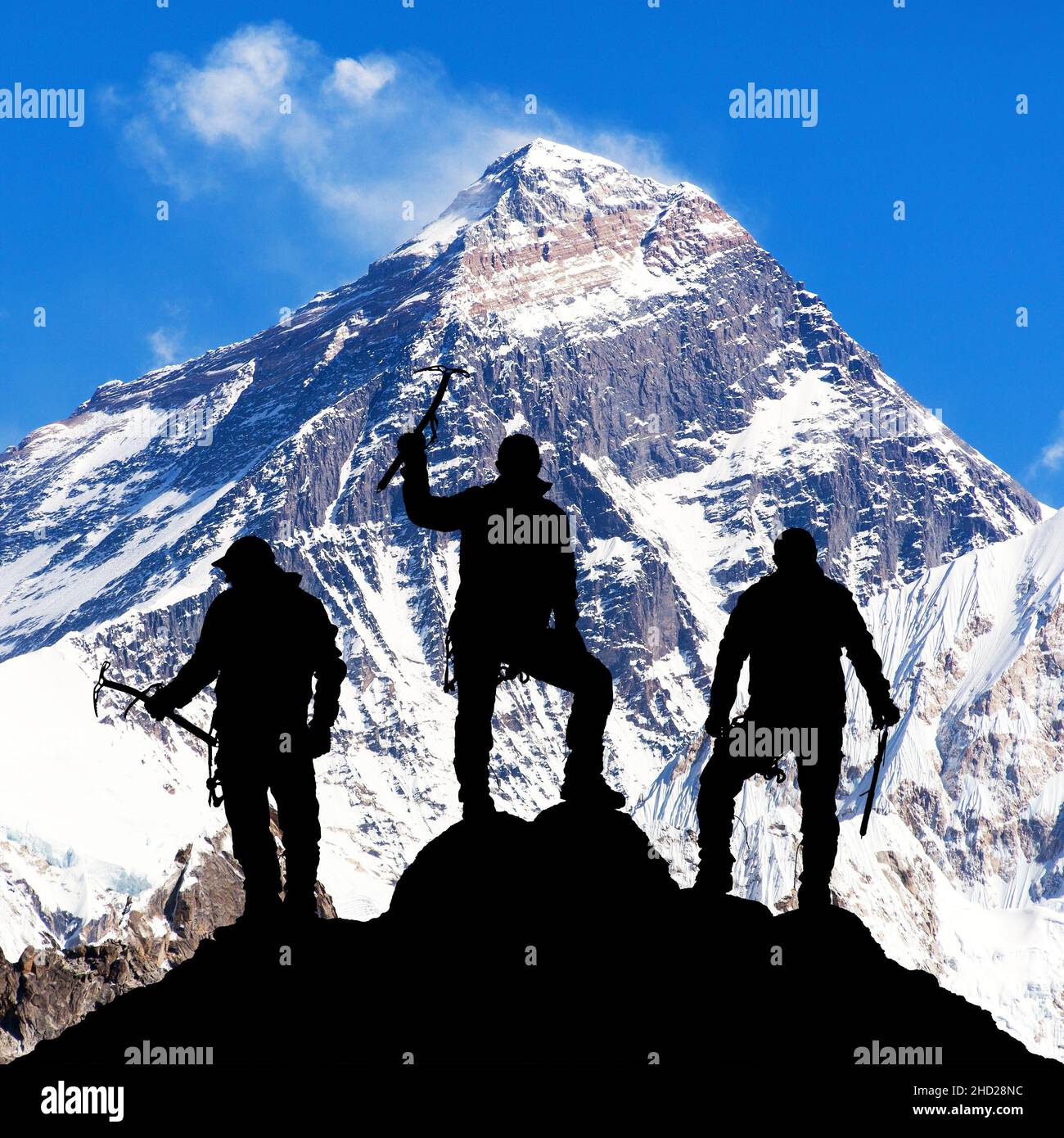 Monte Everest con silhouette nera di tre arrampicatori con ascia di ghiaccio in mano sulla strada per l'Everest campo base, valle di Khumbu Solukhumbu - Nepal Himalayas Foto Stock