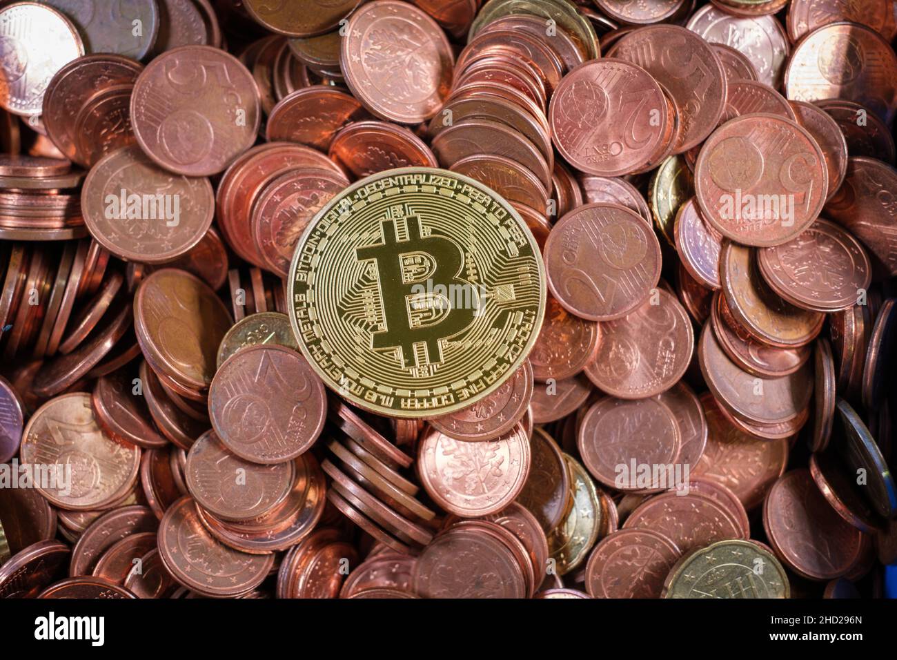una moneta bitcoin giace su molte monete eurocent Foto Stock