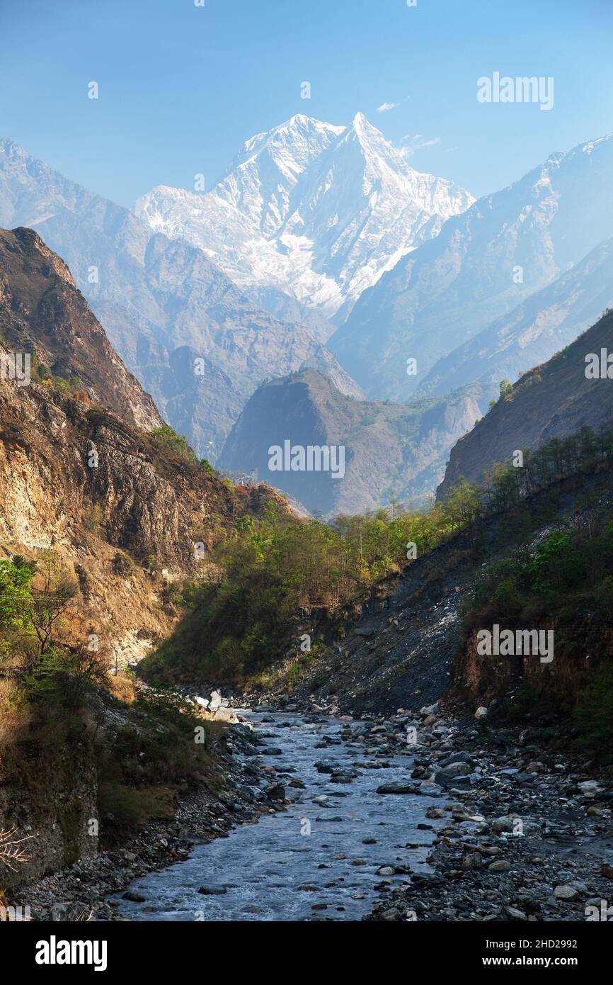 Monte Nilgiri e canyon Kali Gandaki Nadi, percorso escursionistico circuito Annapurna, paesaggio montano, regione annapurna, Nepal Foto Stock