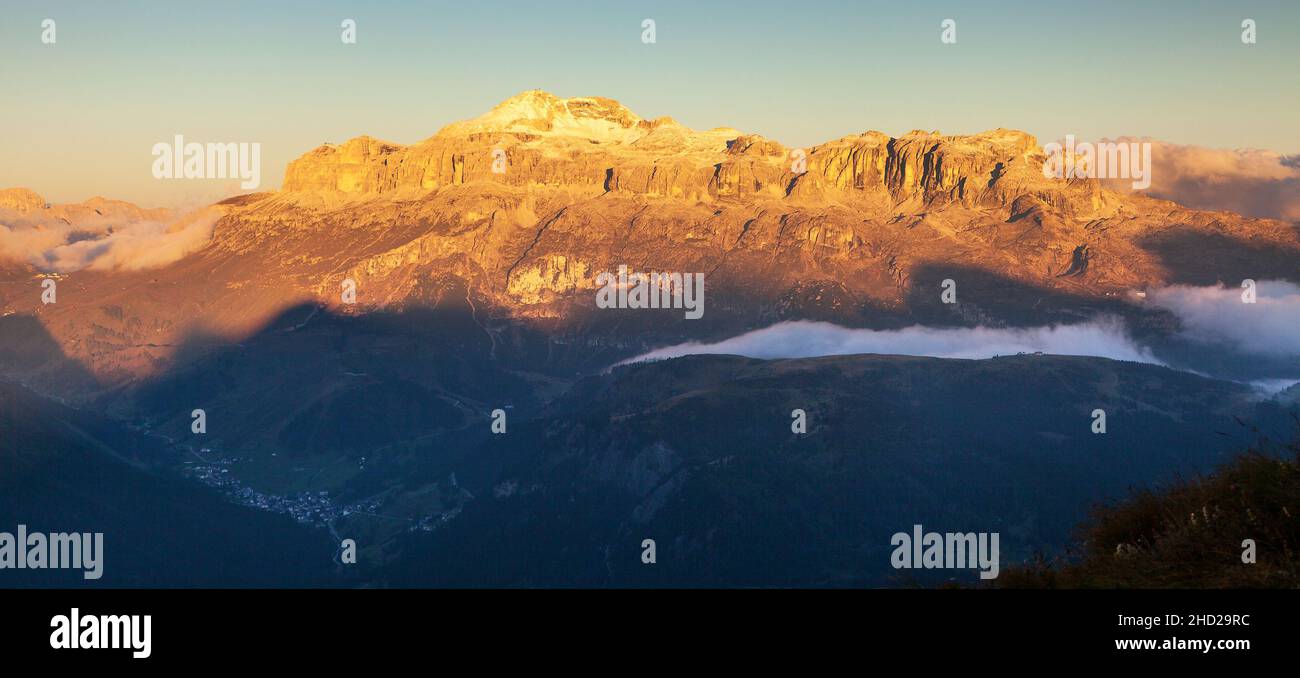 Vista serale del Sella gruppe, Alpi Dolomiti, Italia Foto Stock