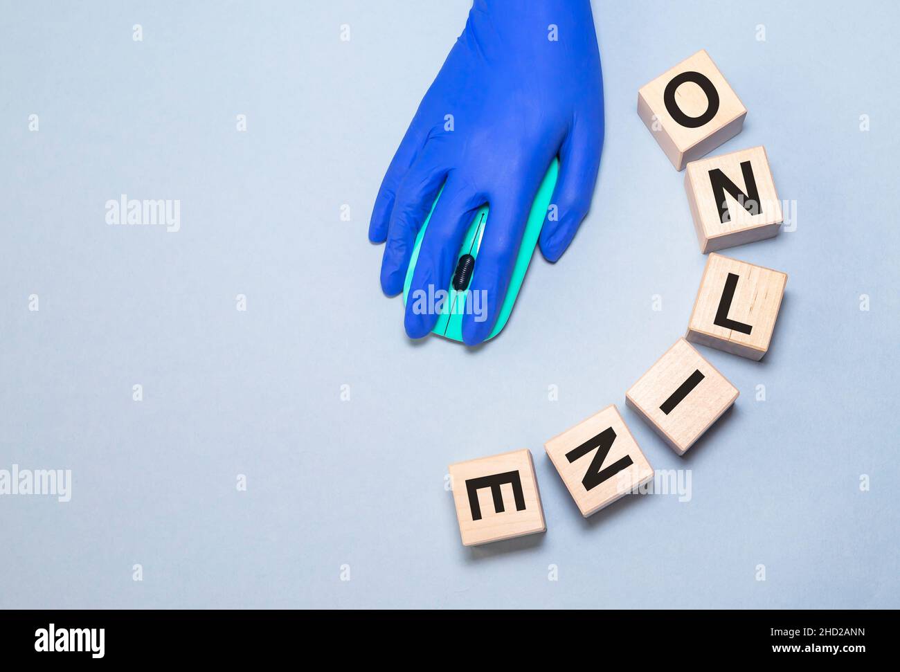 Parola online, quarantena, concetto di soggiorno a casa. Mano in guanto medico con mouse per computer. Impatto globale di COVID-19. Concetto di business online. Persona in quarantena coronavirus in guanti medici Foto Stock