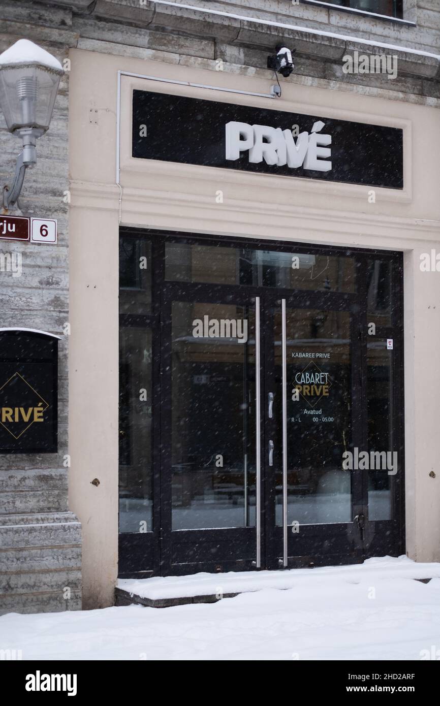 Night club 'Prive' a Tallinn durante la nevicata invernale. Vita notturna in Estonia. Foto Stock